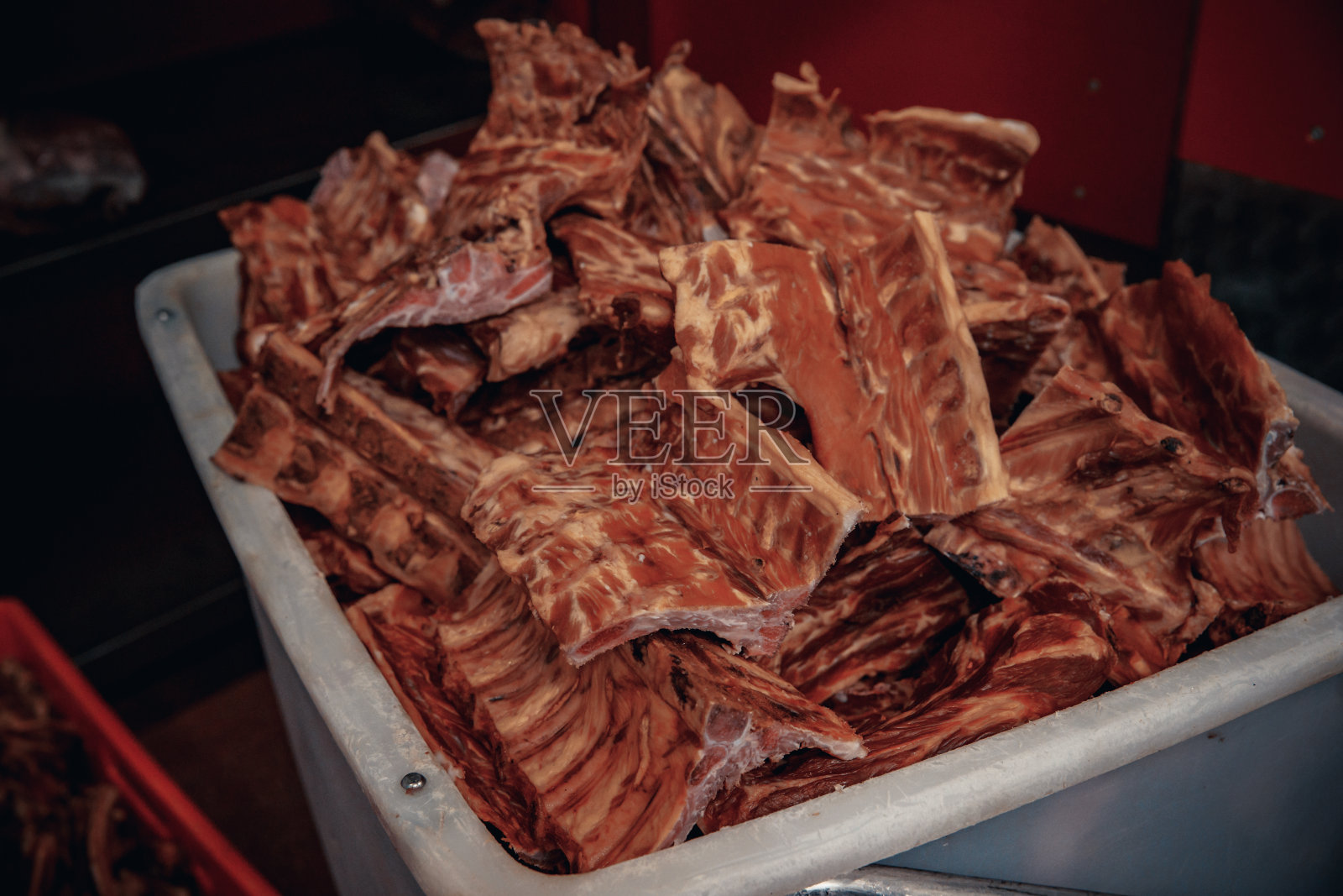 在超级市场生产肉类产品。接下来，将成品分发到商店的店铺供顾客使用。香肠，肉饼，肉酱…照片摄影图片