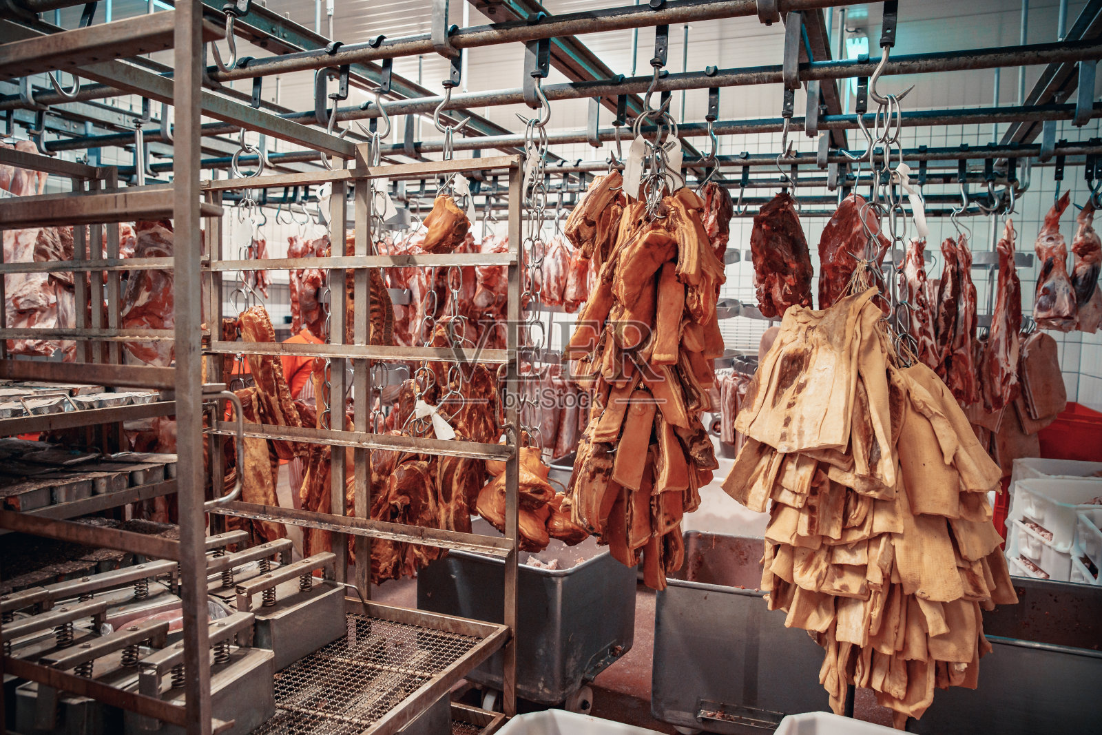 在超级市场生产肉类产品。接下来，将成品分发到商店的店铺供顾客使用。香肠，肉饼，肉酱…照片摄影图片