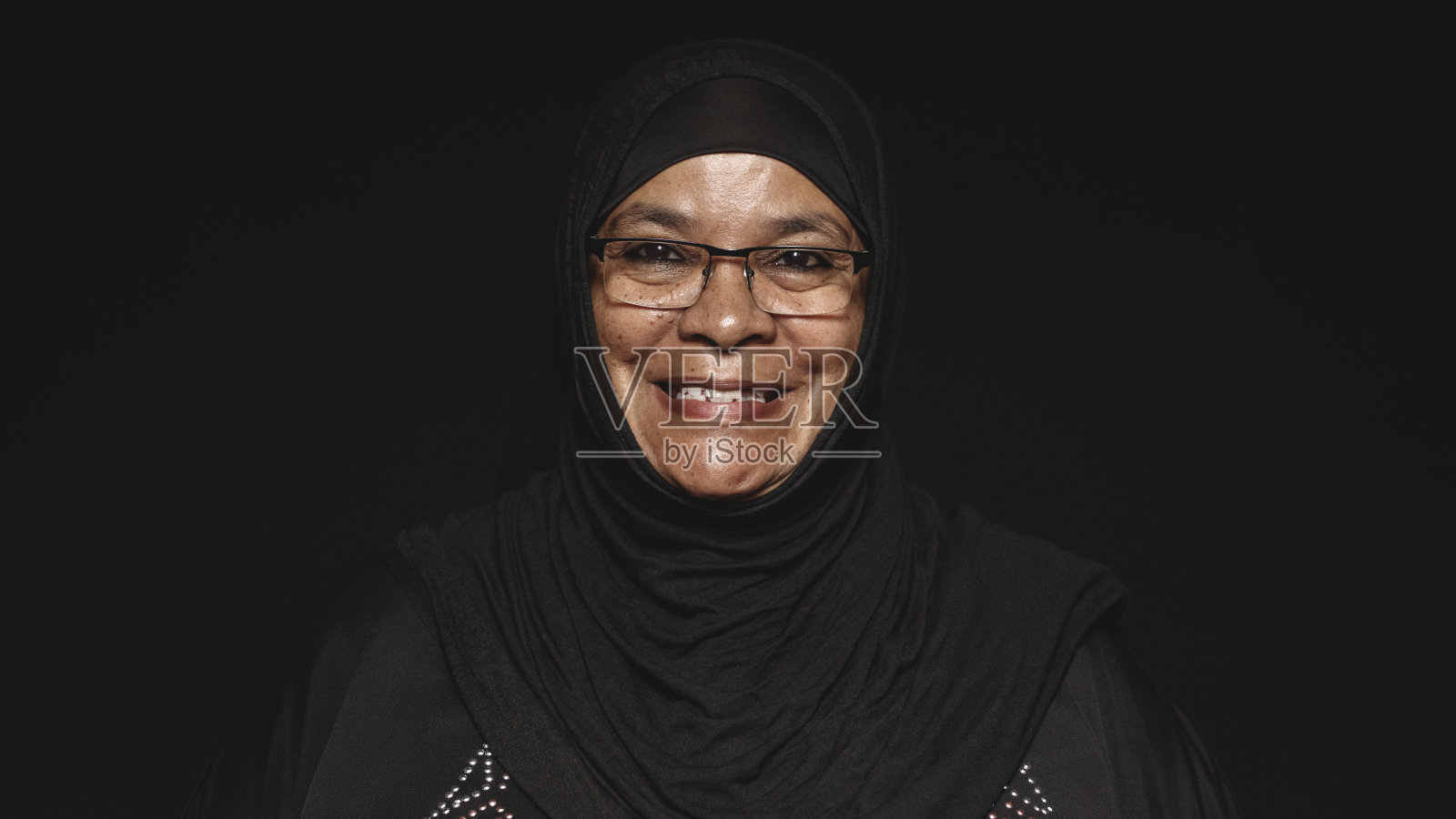 微笑的伊斯兰妇女戴着头巾照片摄影图片