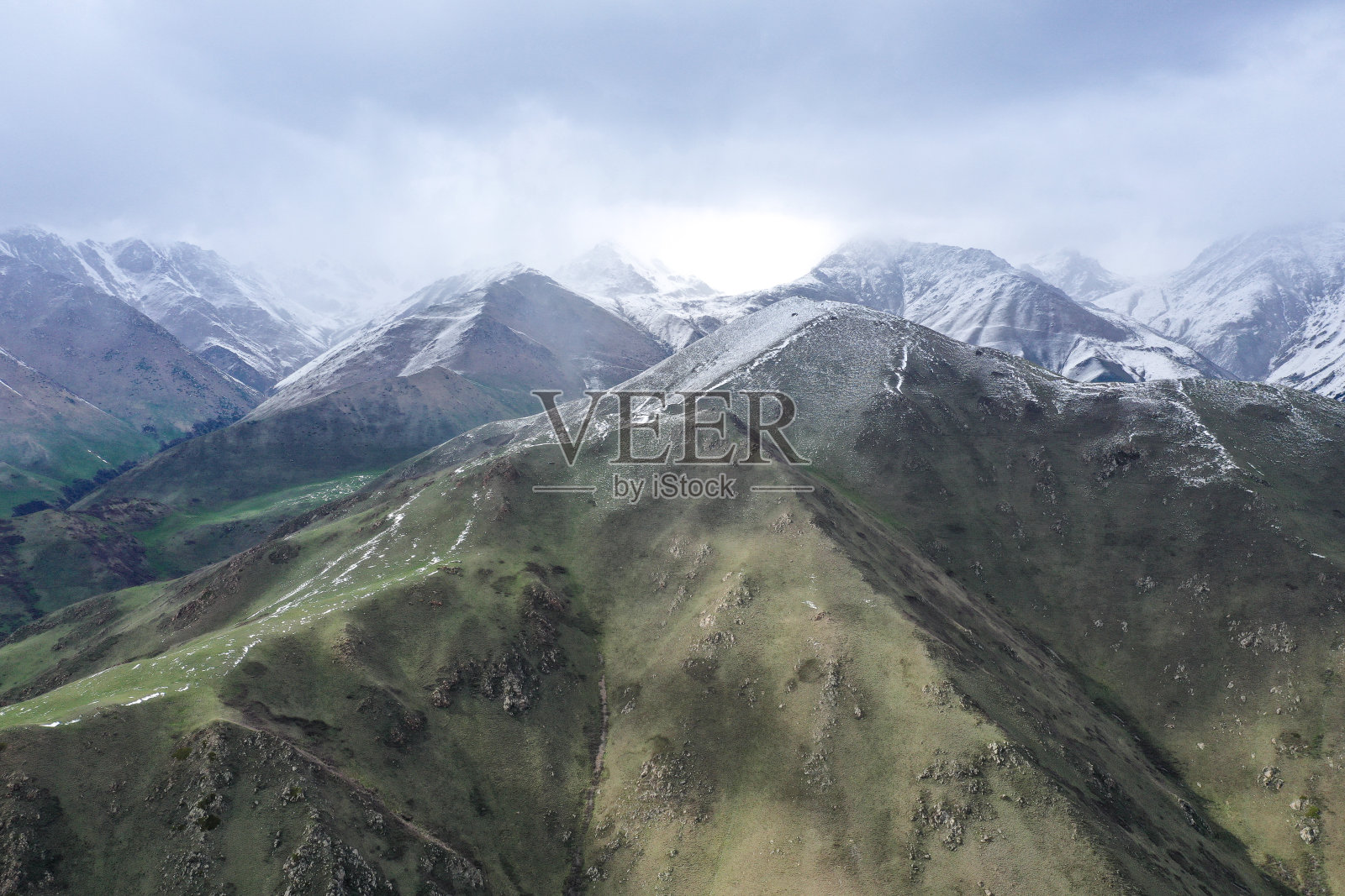 鸟瞰图的山在吉尔吉斯斯坦照片摄影图片