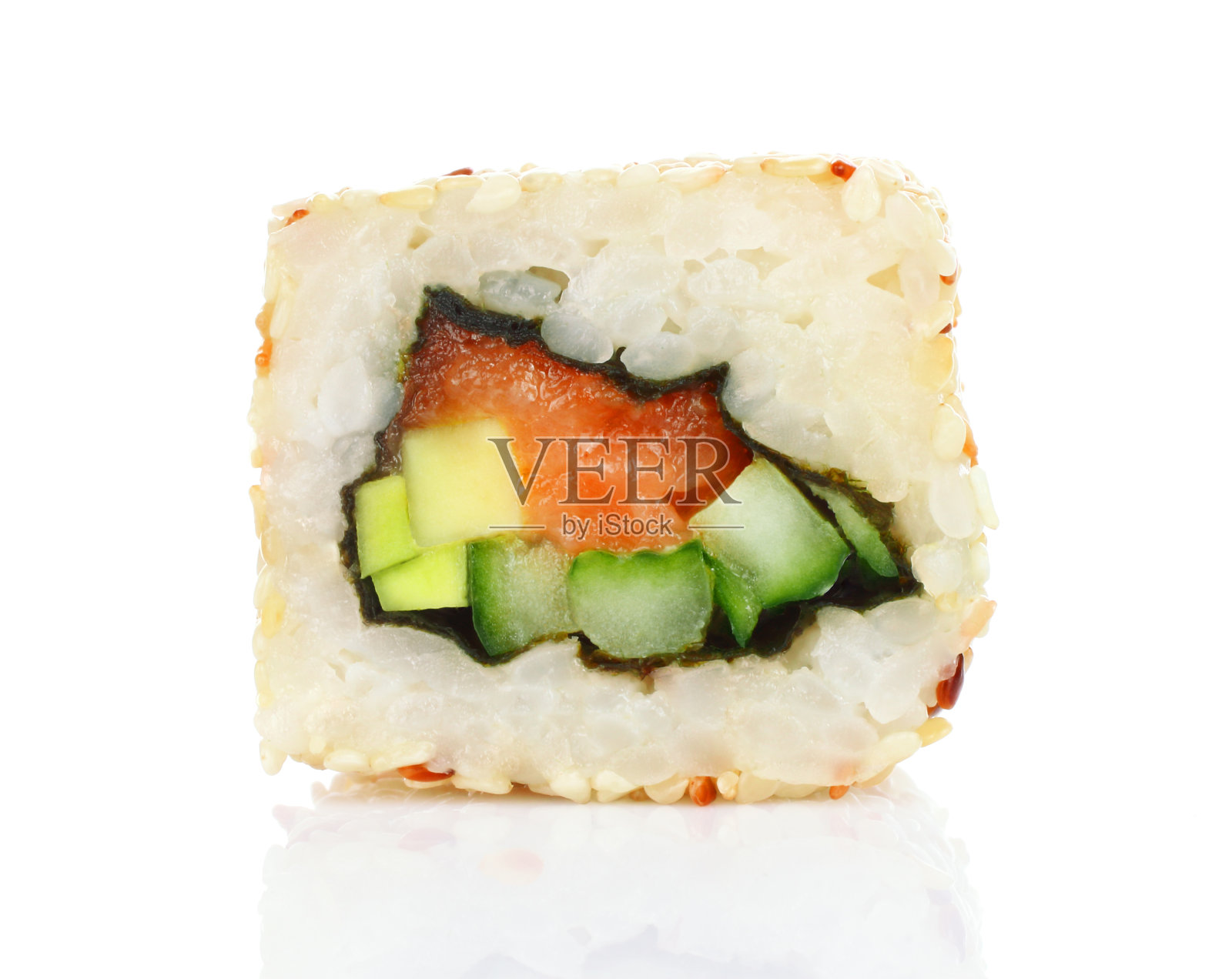 寿司卷配三文鱼、米饭、鳄梨、黄瓜和海苔照片摄影图片