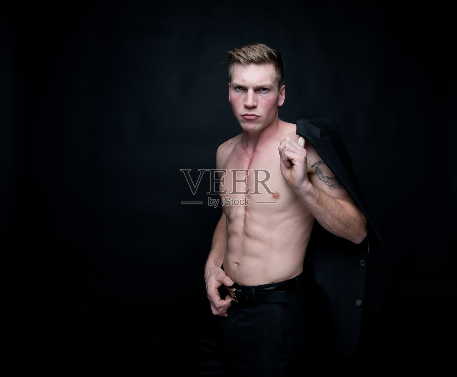 穿着西装的性感裸男照片摄影图片