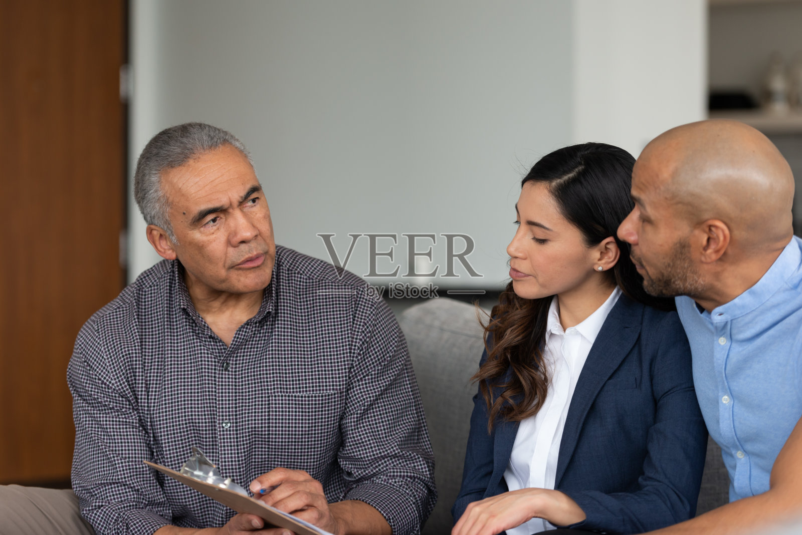 男性理财顾问与客户交谈照片摄影图片