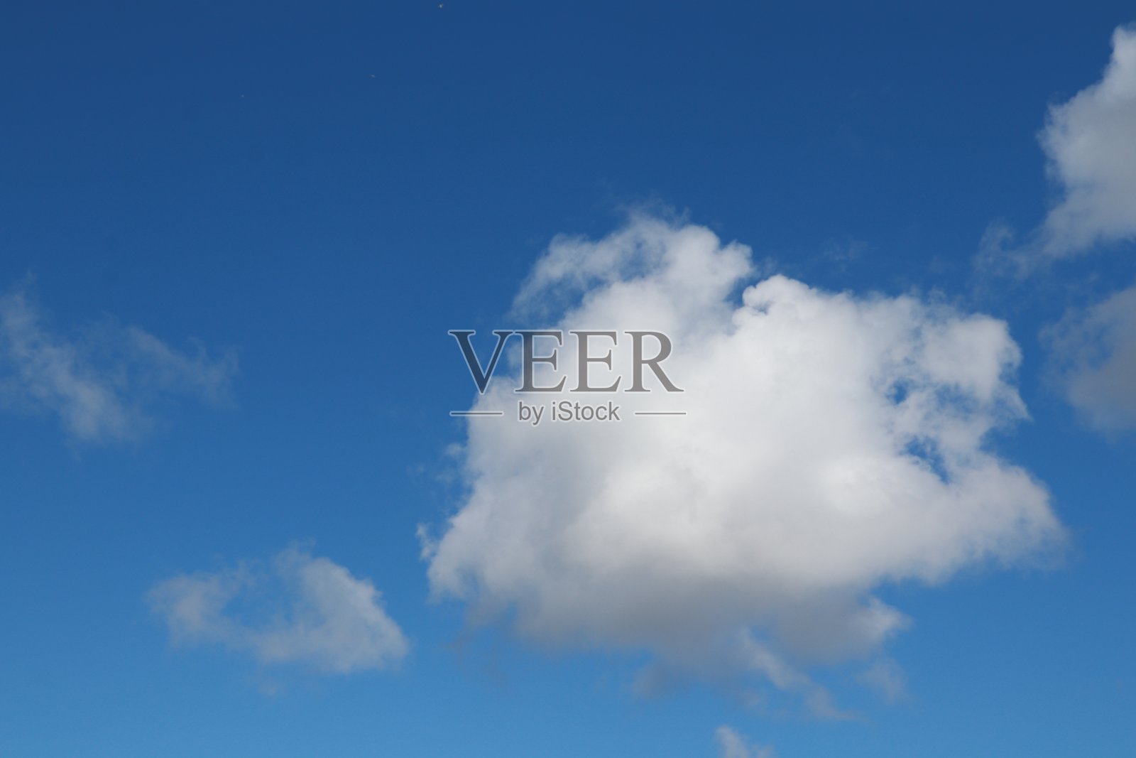 蓝天下蓬松的白云照片摄影图片