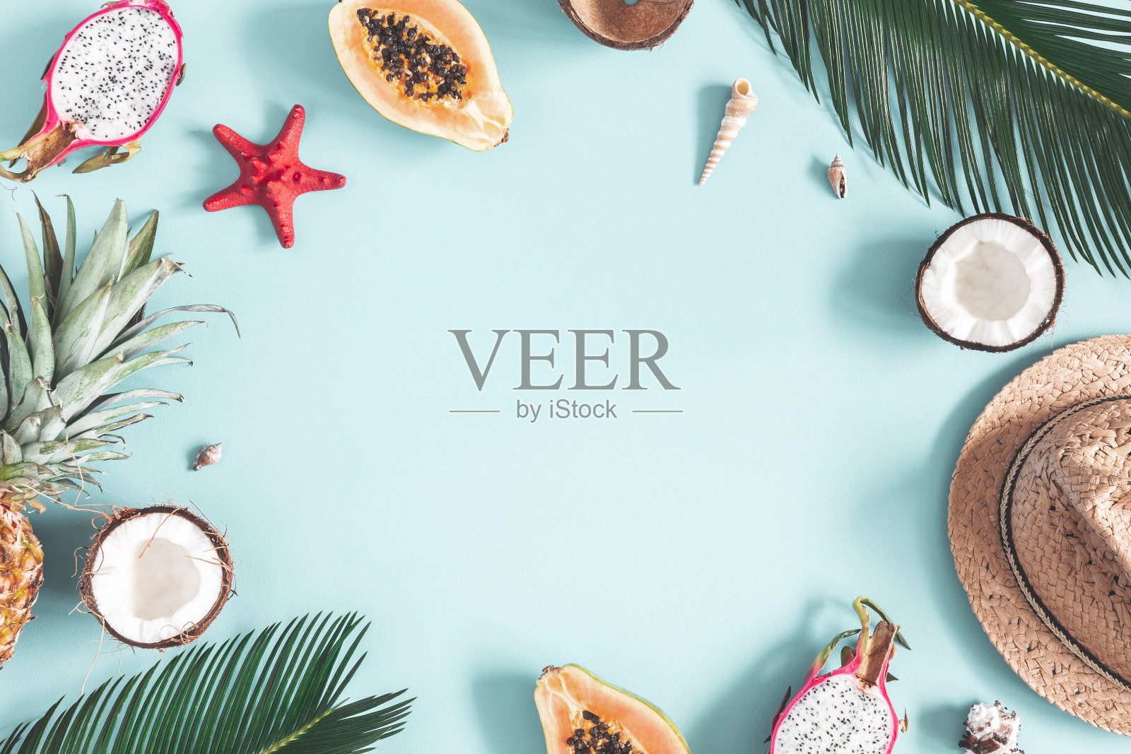 夏天组成。热带棕榈叶，帽子，水果在蓝色的背景。夏天的概念。平铺，俯视图，拷贝空间照片摄影图片