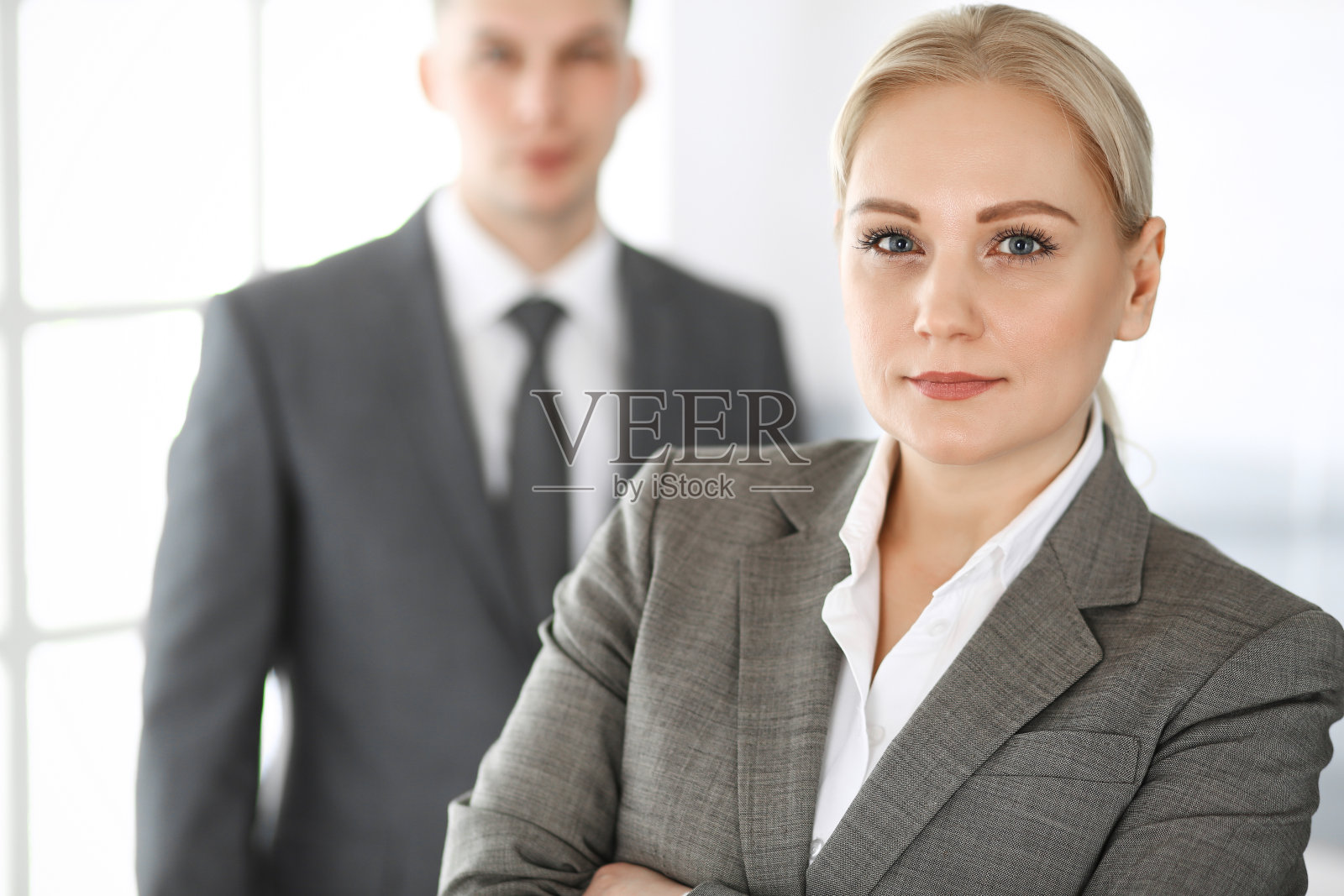 女商人和同事站在办公室里，爆头。成功与企业伙伴关系的概念照片摄影图片