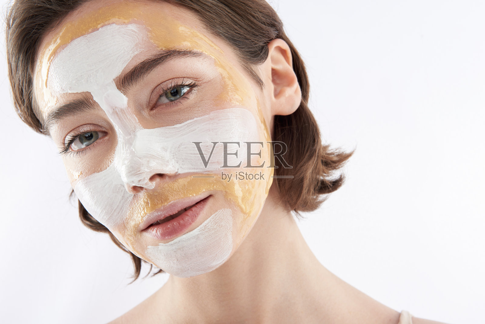 温柔微笑的女人的肖像与面具照片摄影图片