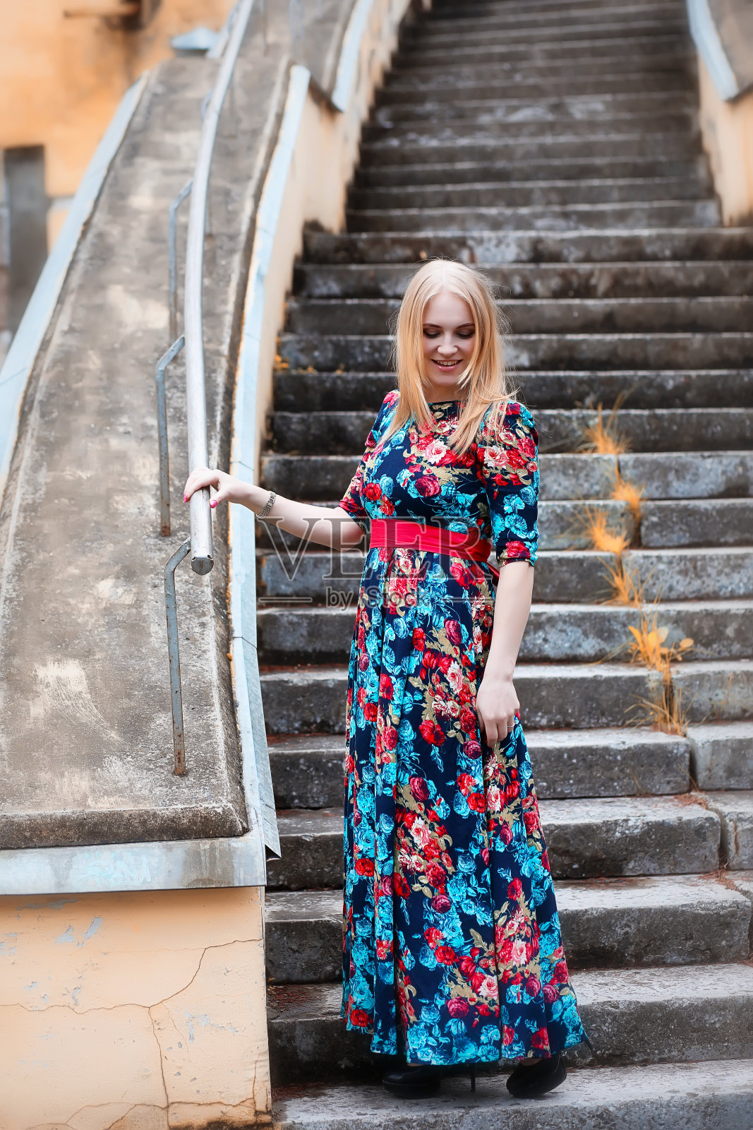 女孩在街上拿着伞照片摄影图片