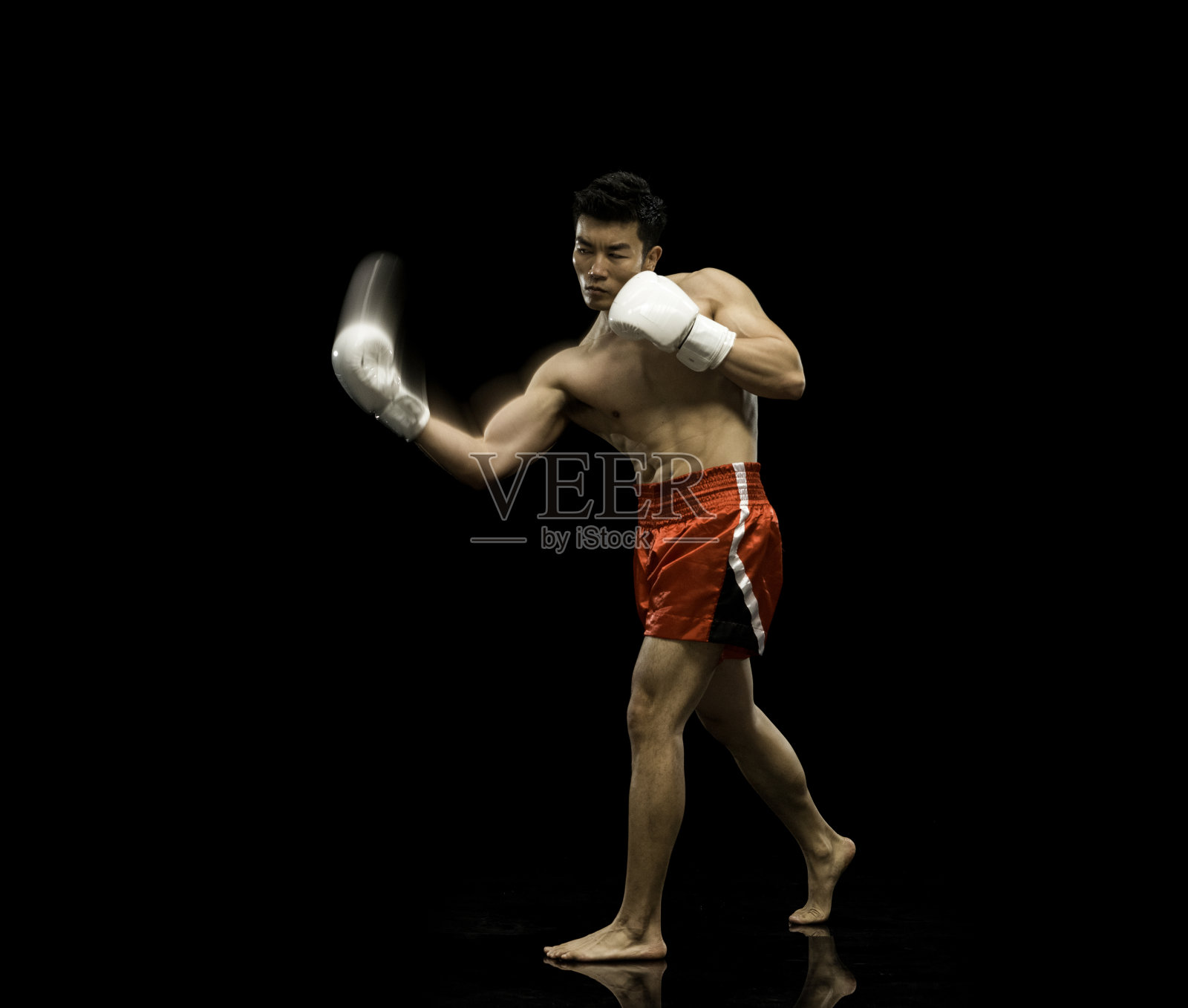 英俊的男性自由搏击手站在黑色的背景照片摄影图片