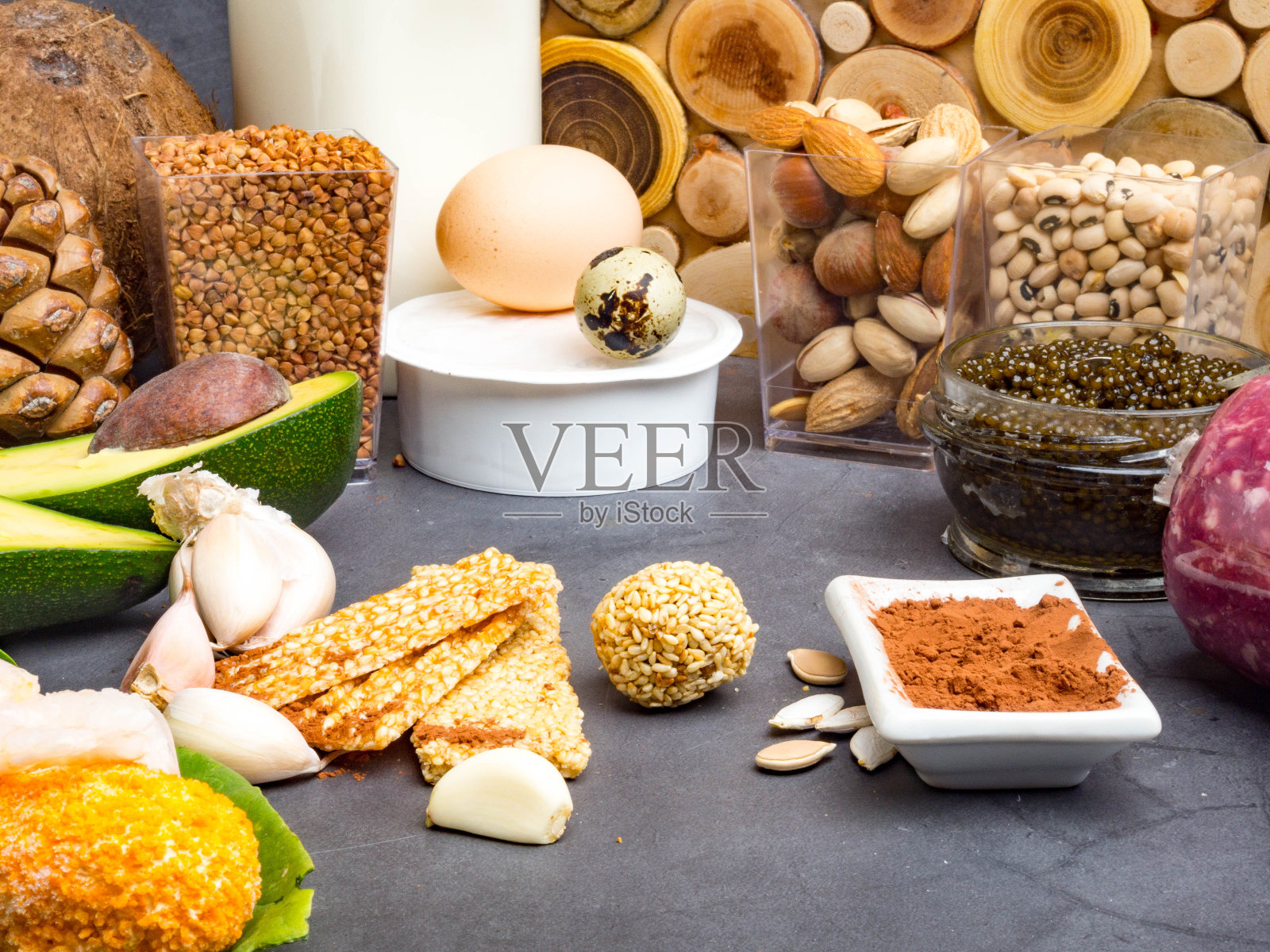 锌含量高的食物有扇贝，虾，白奶酪，乳制品，鸡蛋，椰子，菠菜，荞麦，芝麻，坚果，种子，可可，大蒜，鳄梨豆照片摄影图片