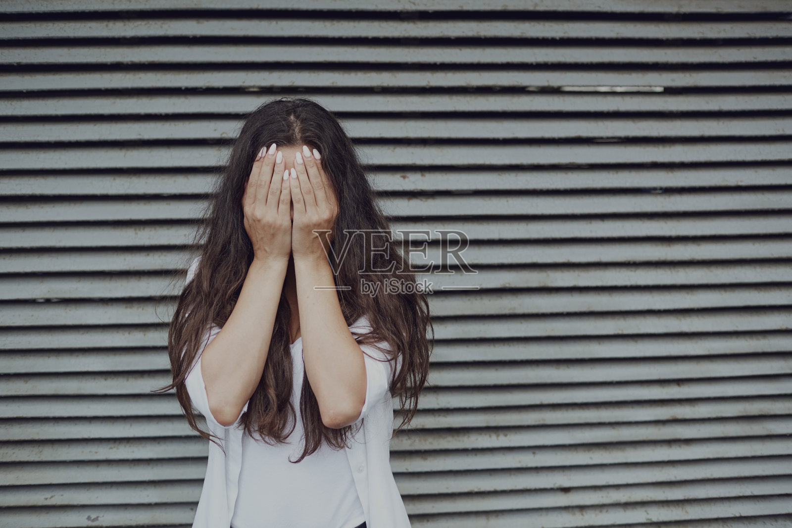 针对妇女的暴力行为。照片摄影图片