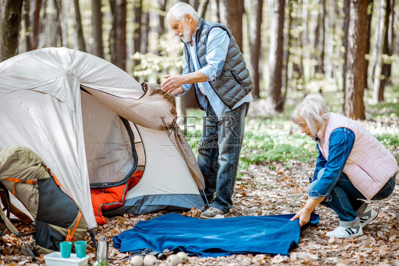 一对老年夫妇准备在森林里休息照片摄影图片