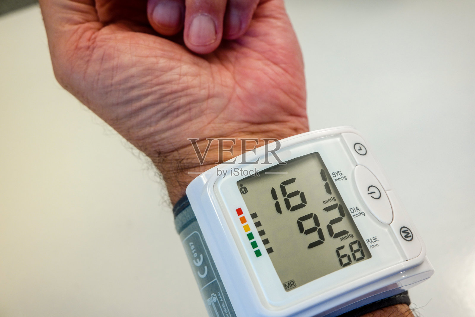 男子测血压照片摄影图片