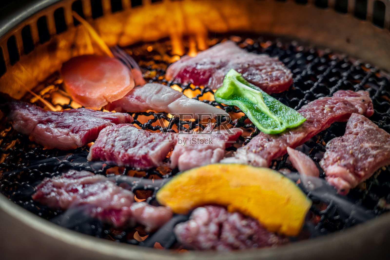 火焰烤牛排，日式烧肉照片摄影图片