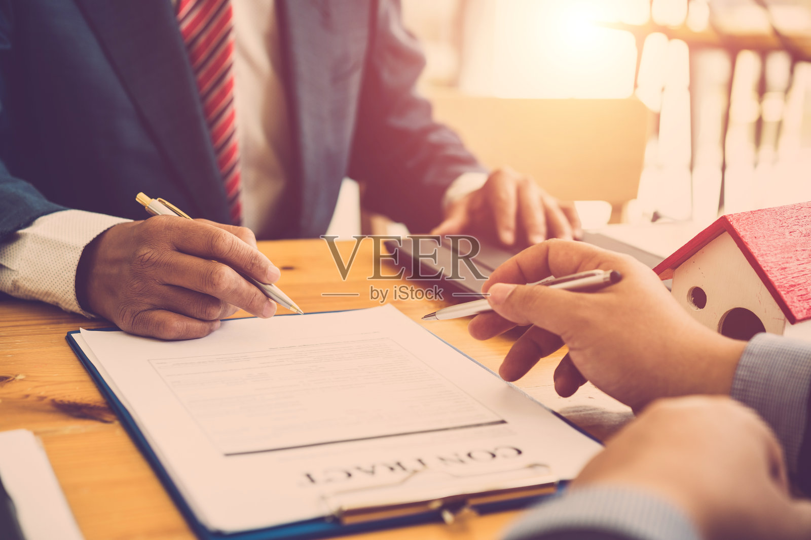 两个商人签订合同，达成一笔交易。买卖合同的概念照片摄影图片