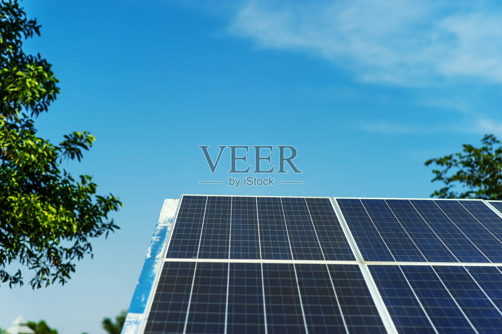 太阳能电池将太阳能从太阳转化为能量。太阳能电池概念与复制空间照片摄影图片