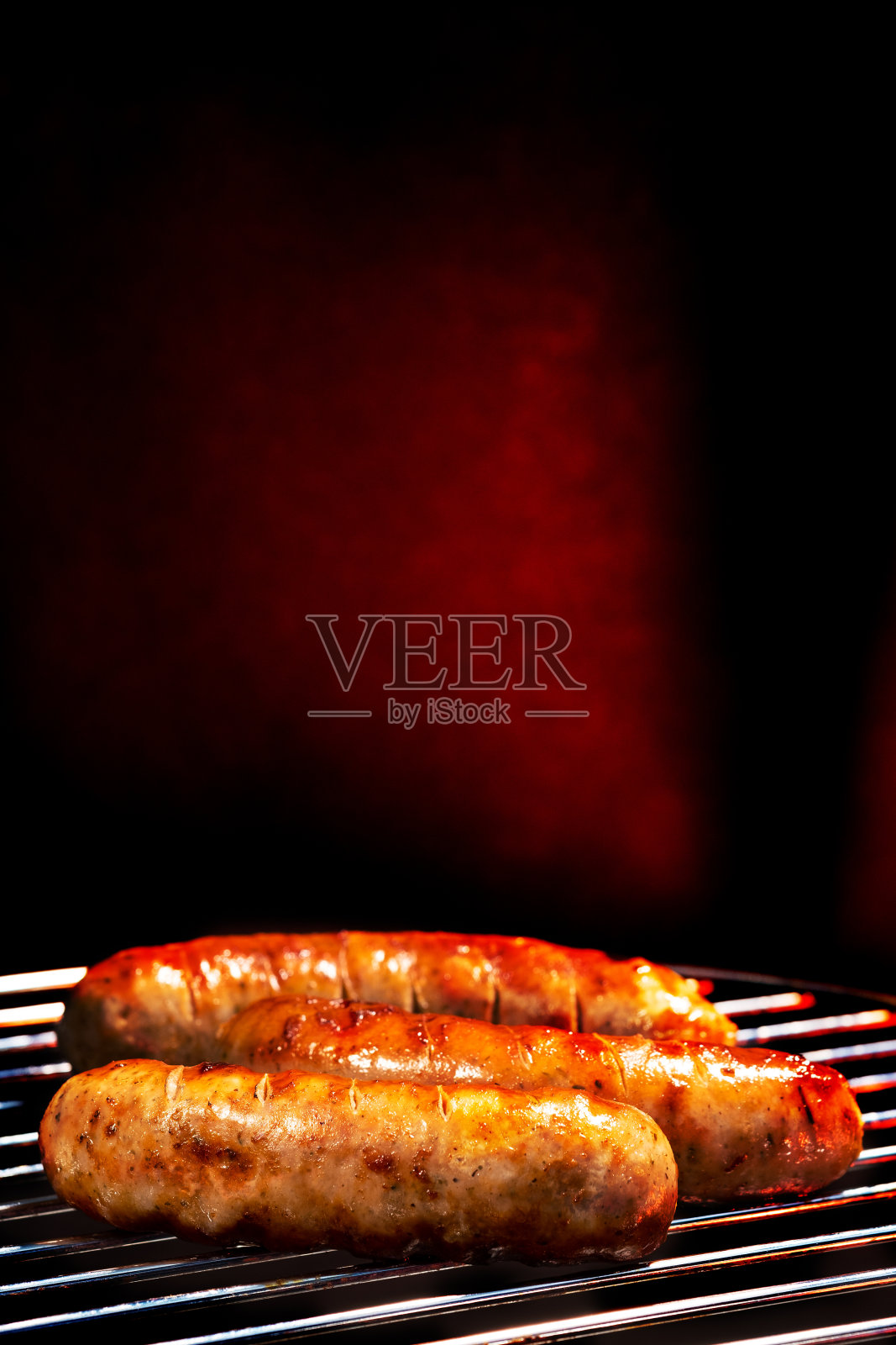 烤架上漂亮的烤香肠。照片摄影图片