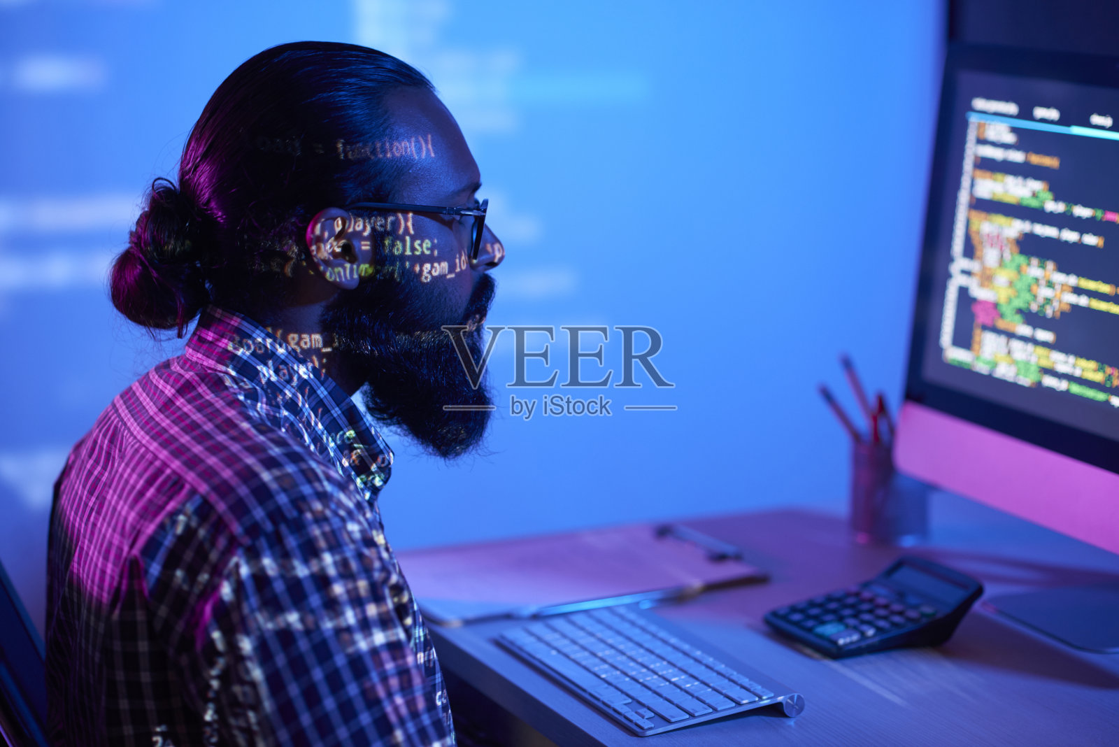 在IT办公室用电脑工作的人照片摄影图片