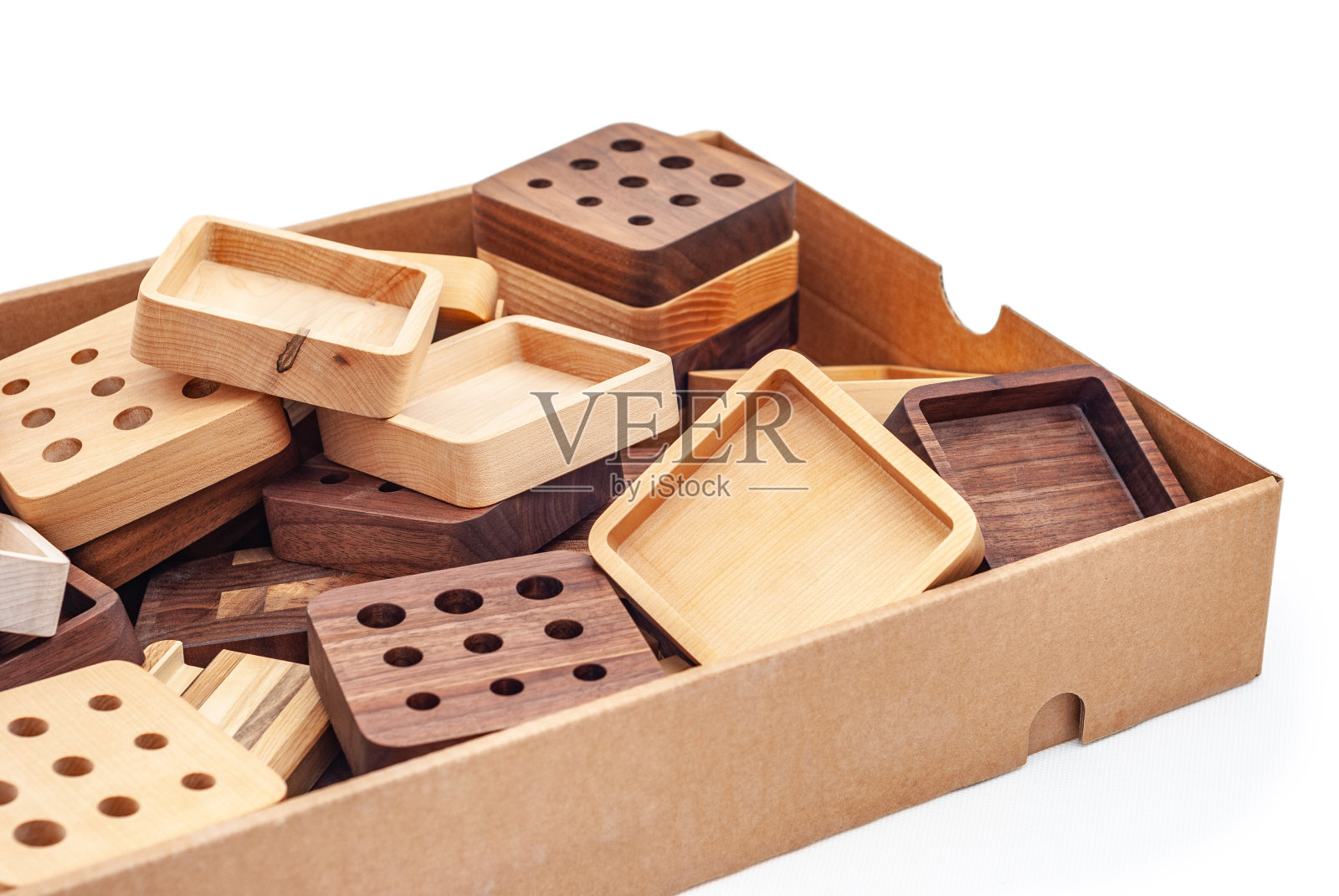 各种各样的木制工艺品在纸盒上的白色背景照片摄影图片
