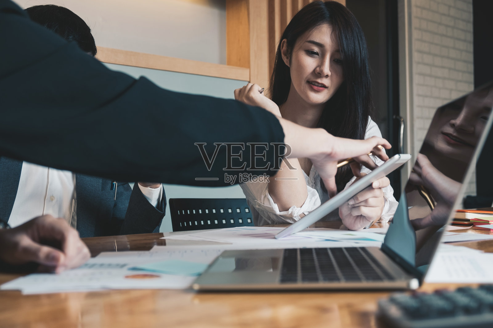 创业多元化团队头脑风暴会议概念。年轻的商业团队同事分享来自平板电脑的财务报告。人们开始工作计划照片摄影图片