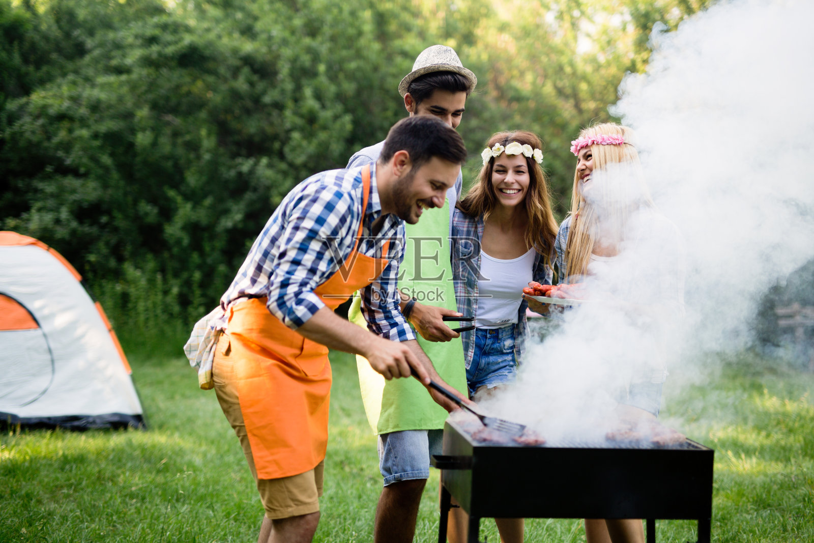 朋友们在大自然中举行烧烤派对照片摄影图片