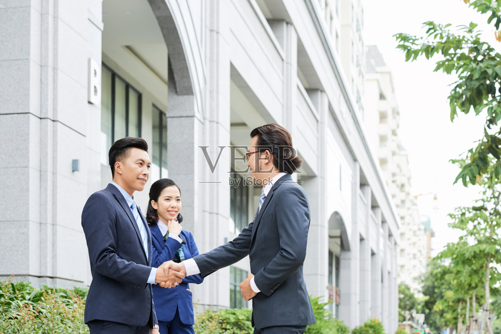 商人在户外迎接他的同事照片摄影图片