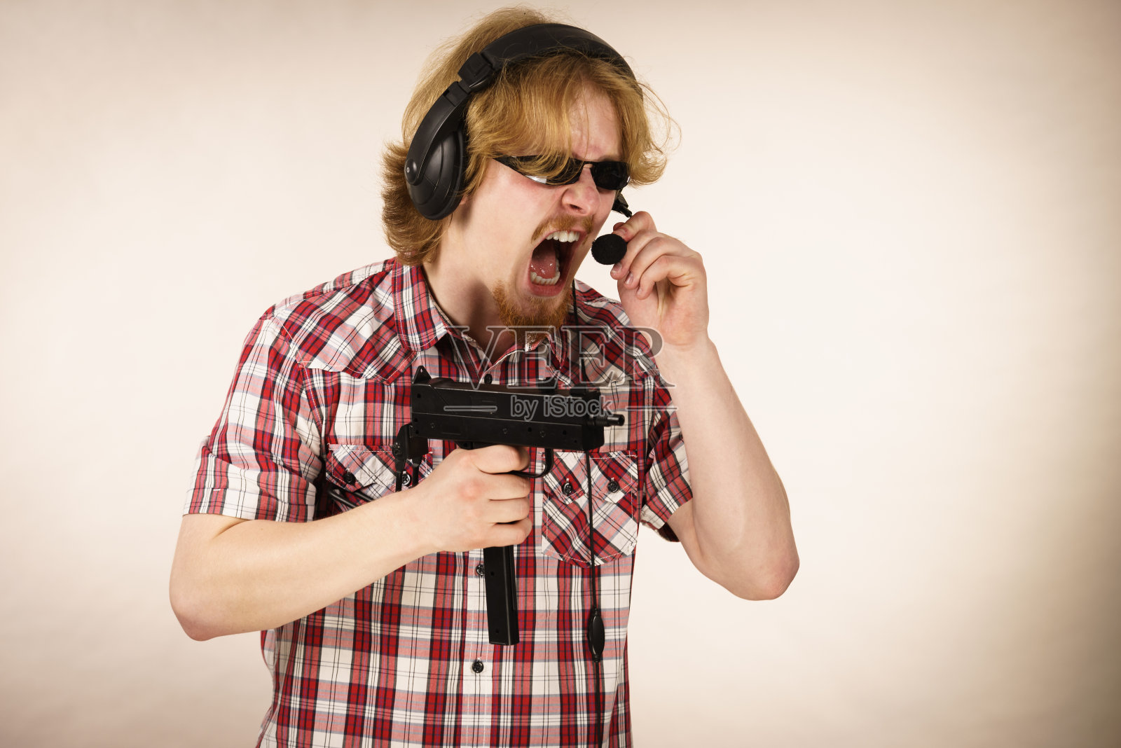 玩家用枪射击照片摄影图片