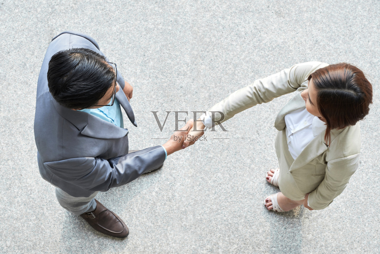 合作伙伴之间的业务握手照片摄影图片