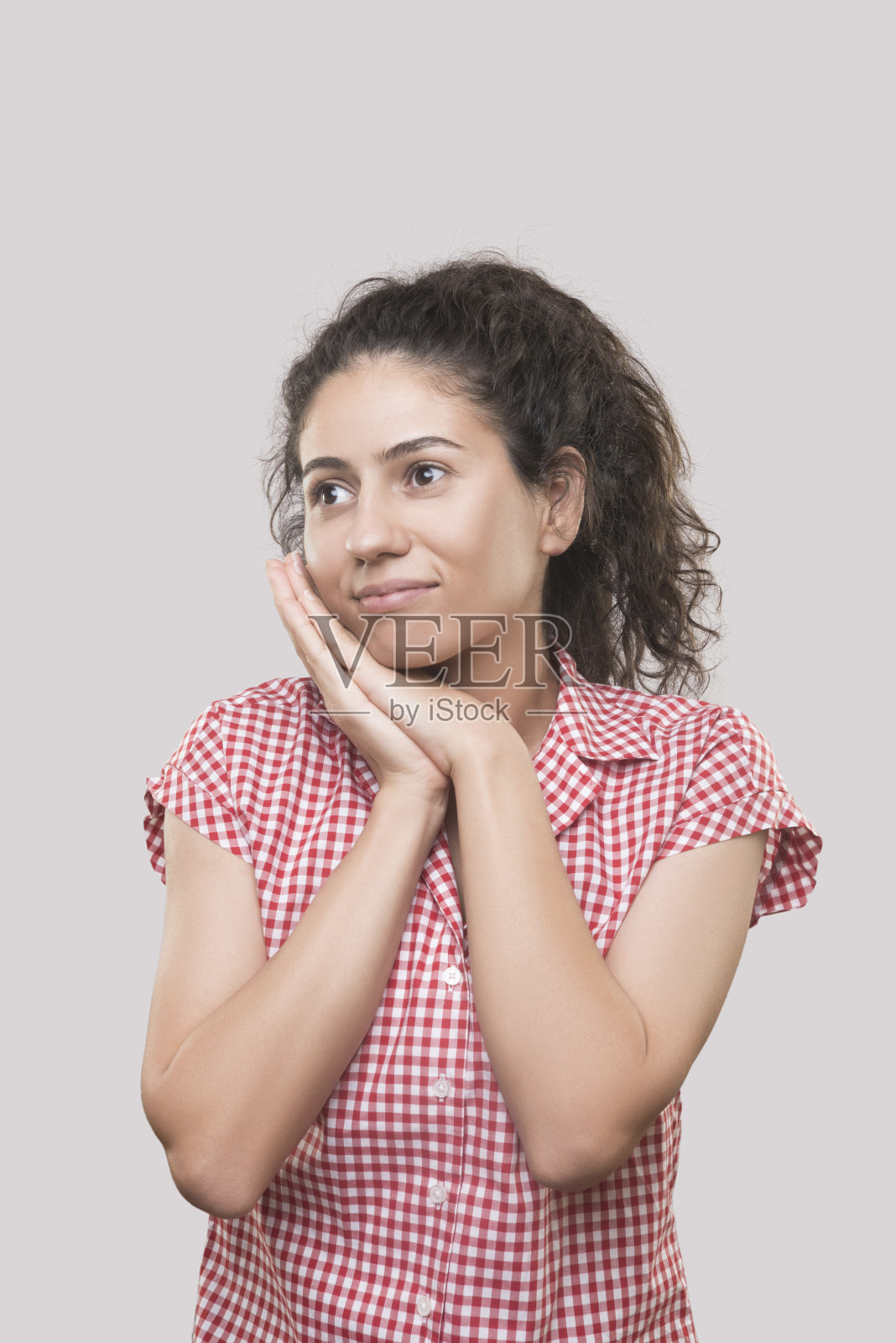 肖像快乐的年轻女子与感激的面部表情在灰色的背景照片摄影图片