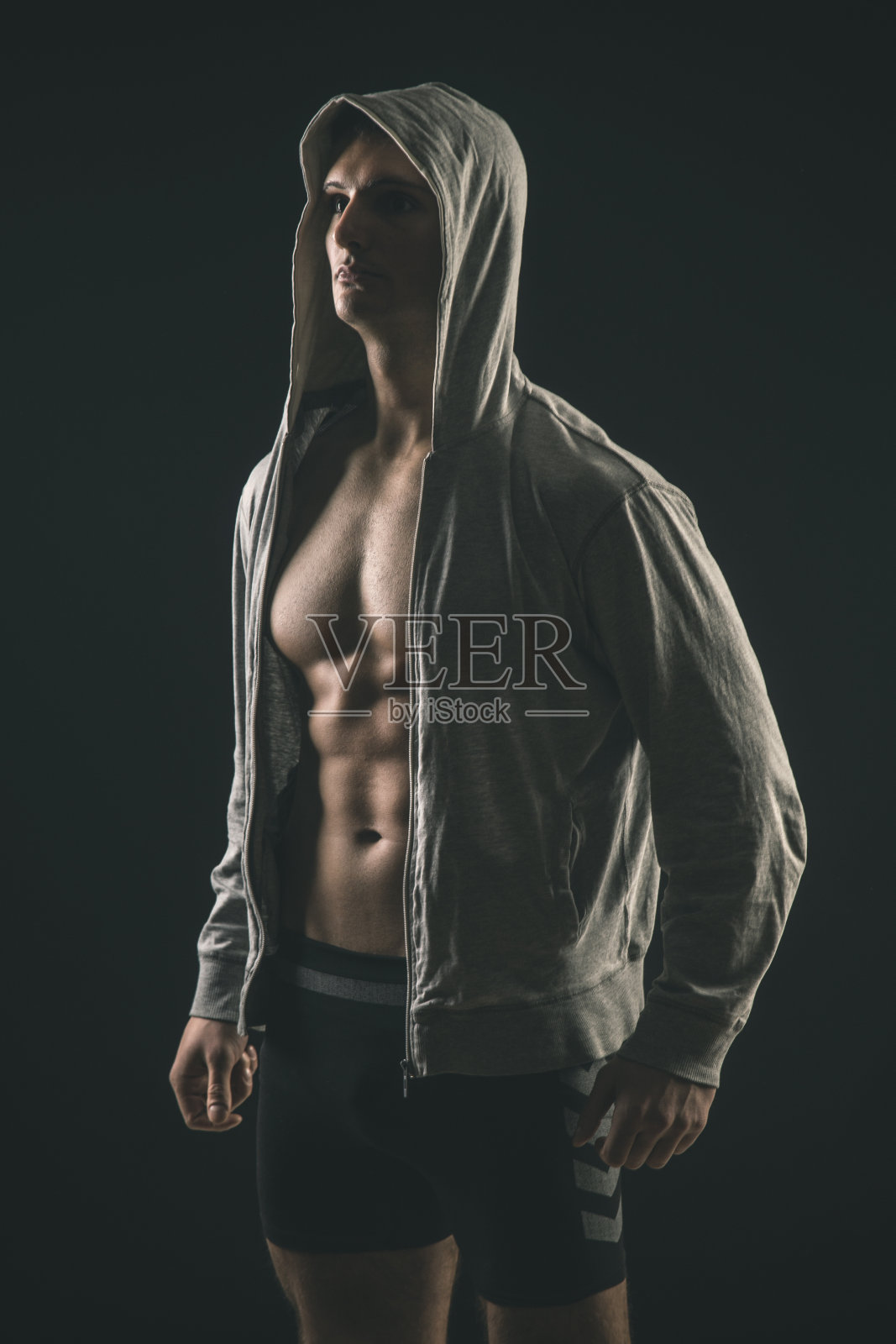 肌肉发达的年轻人照片摄影图片