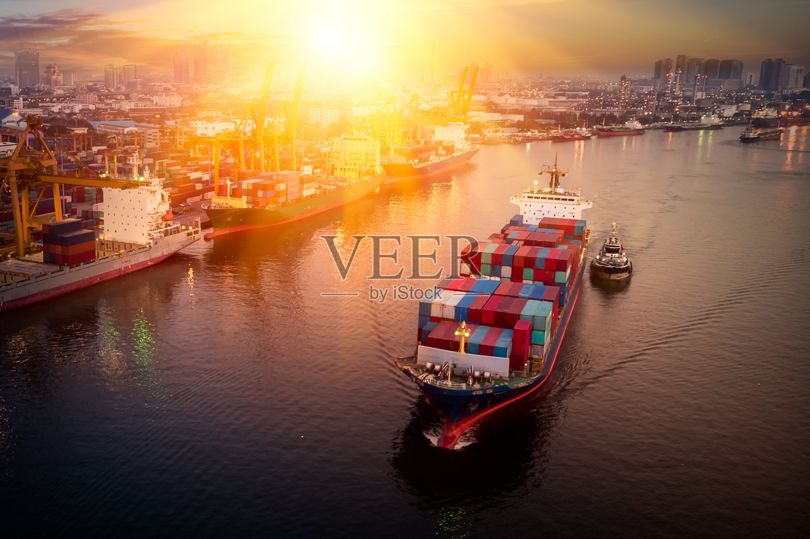 物流与运输的集装箱货轮和货机与工作起重机桥在日出船厂，物流进出口和运输行业背景照片摄影图片