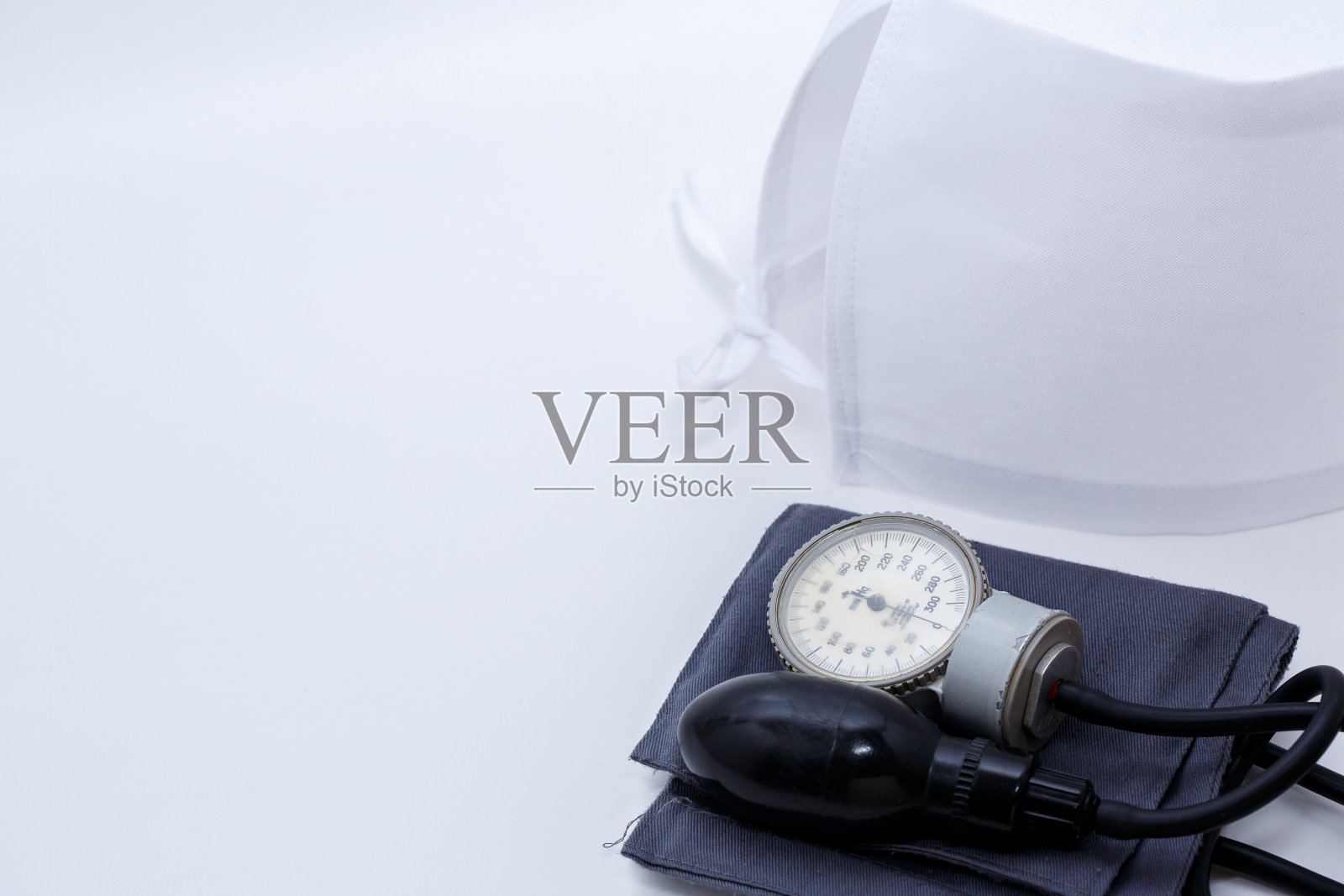 医用帽和血压计在白色孤立背景。俯视图照片摄影图片