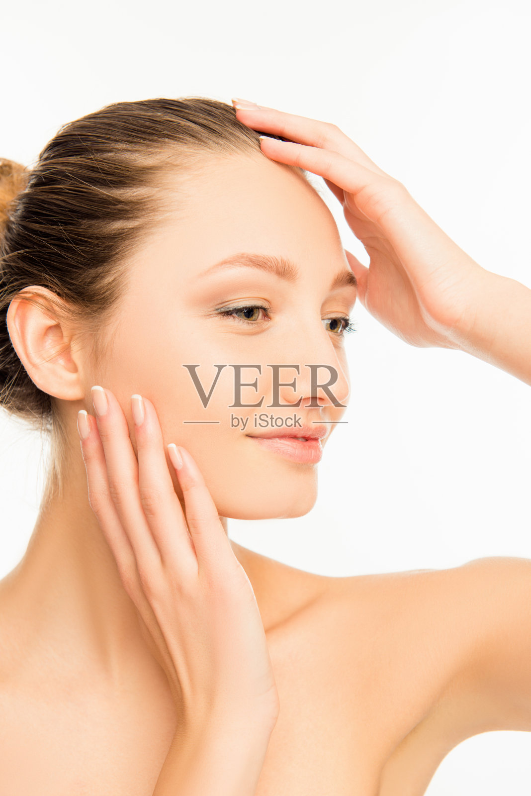 侧面肖像的漂亮的年轻女士，触摸她的脸照片摄影图片