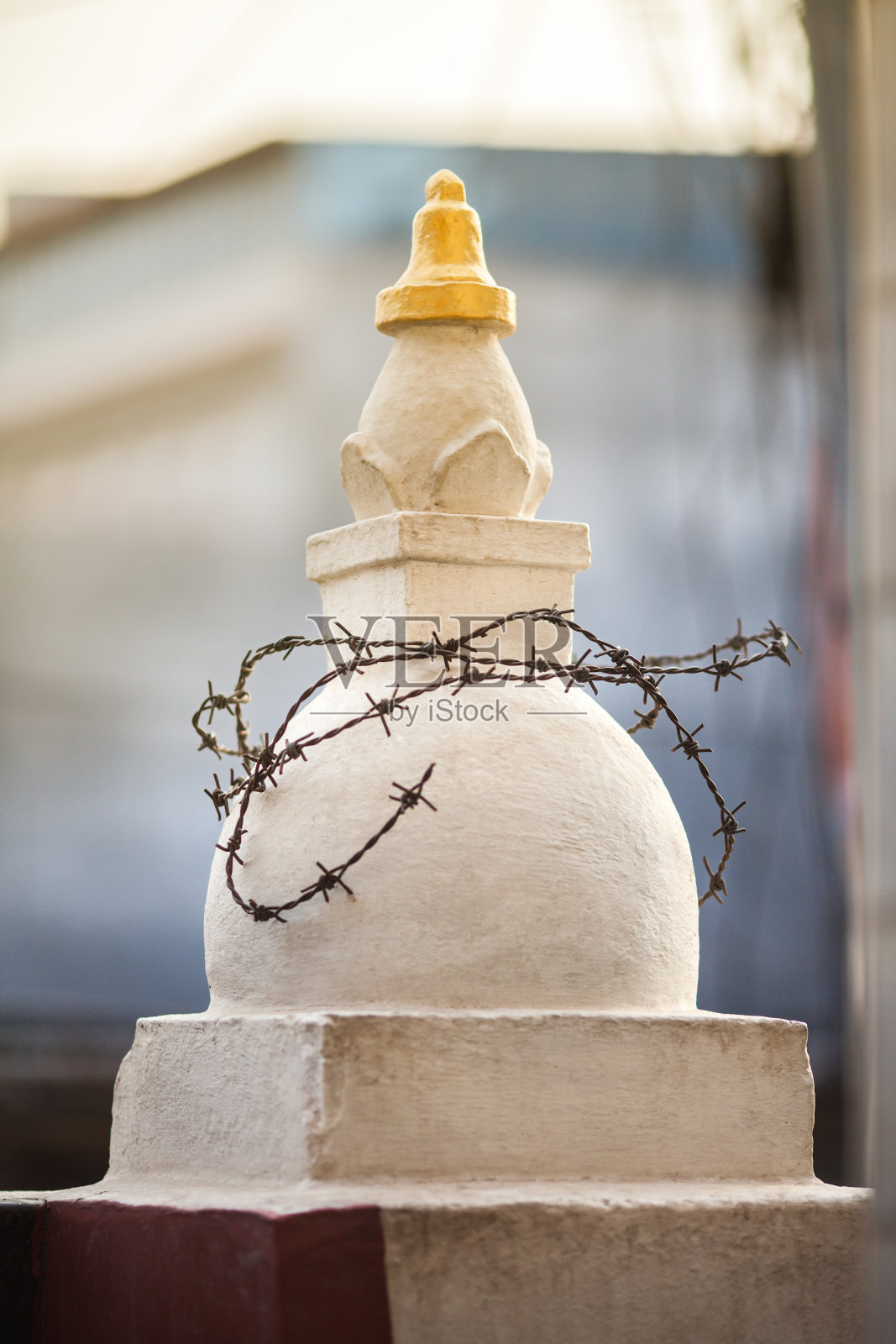 佛塔被铁丝网缠住了照片摄影图片