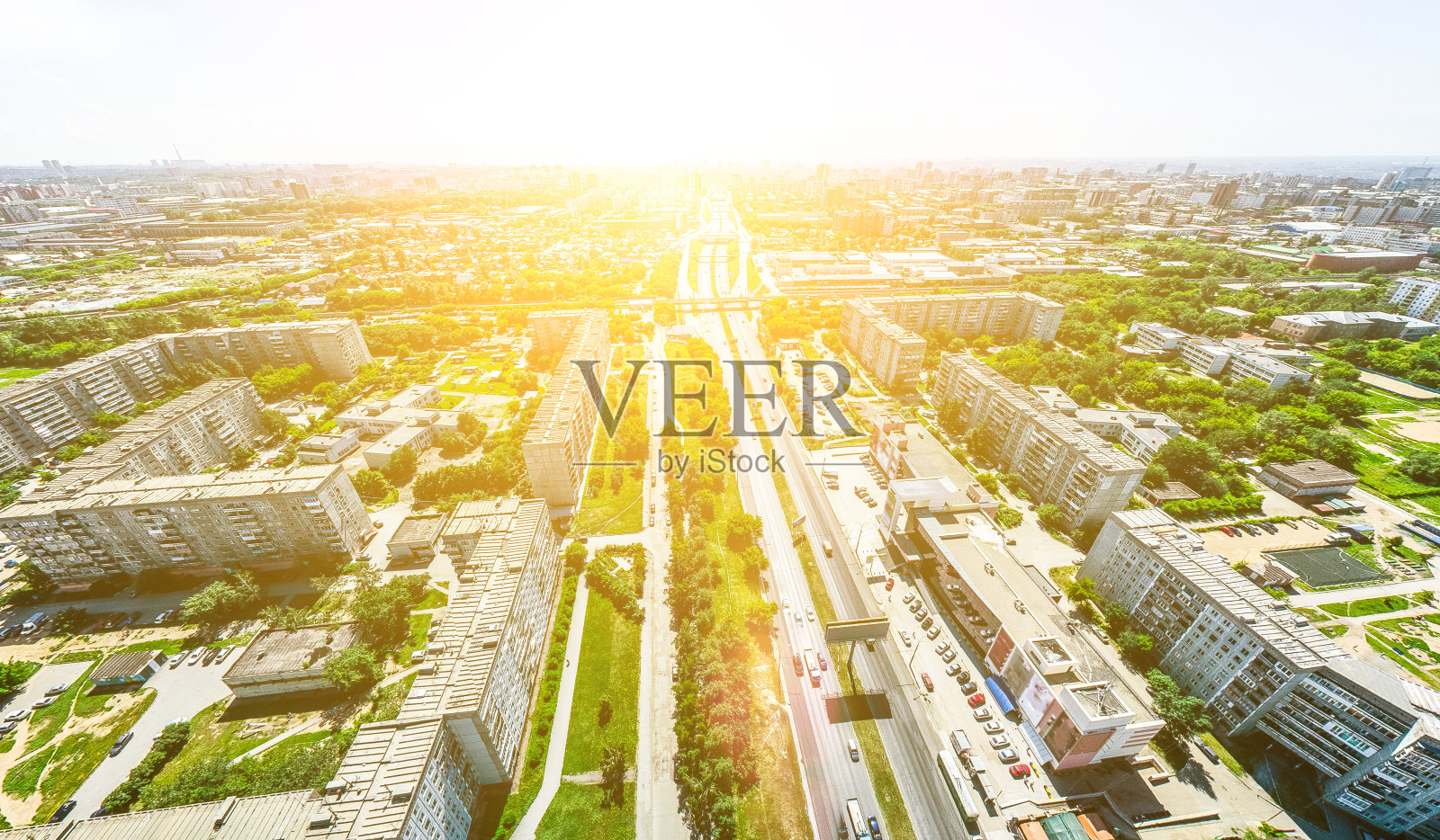 空中城市景观十字路口和道路，房屋，建筑物，公园和停车场。阳光明媚的夏日全景图照片摄影图片