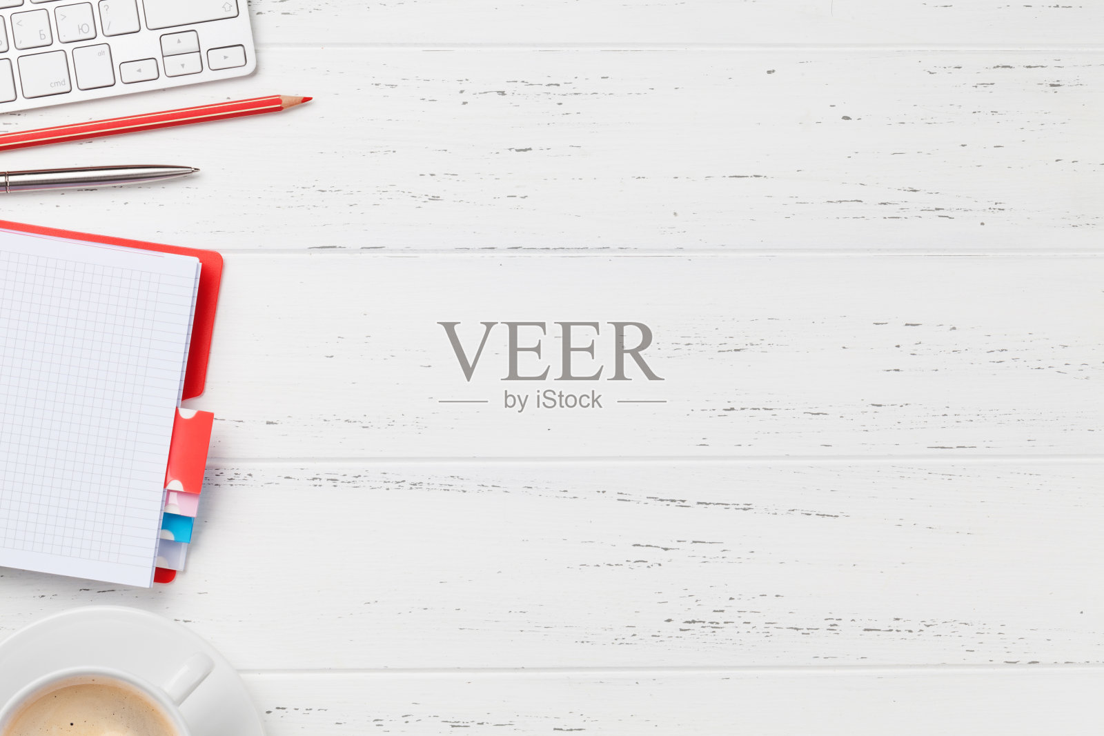 有咖啡，用品和电脑的办公场所照片摄影图片