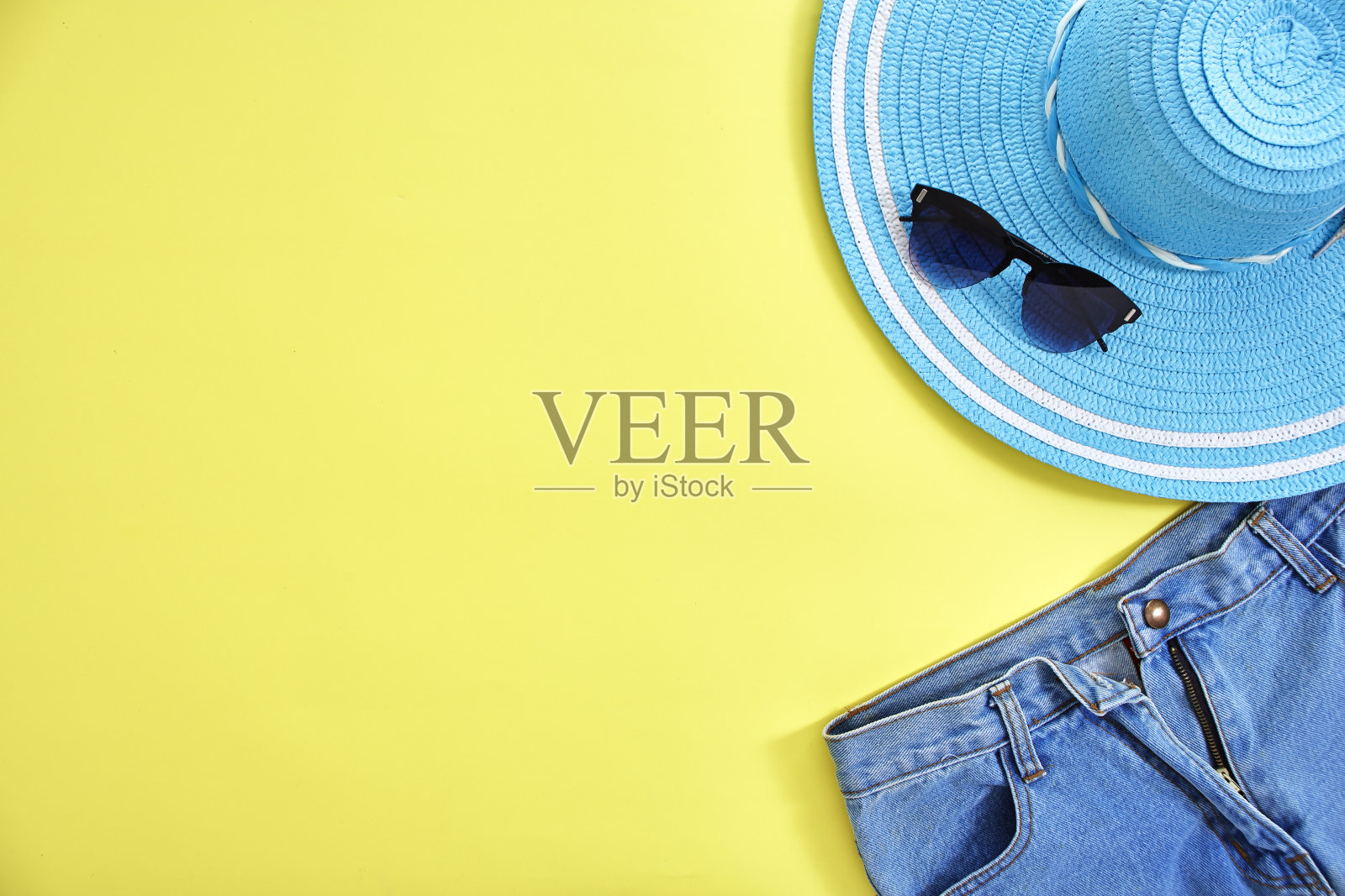 配件旅行者黄色背景与空白文字。顶视图旅游或度假概念。夏天的背景照片摄影图片