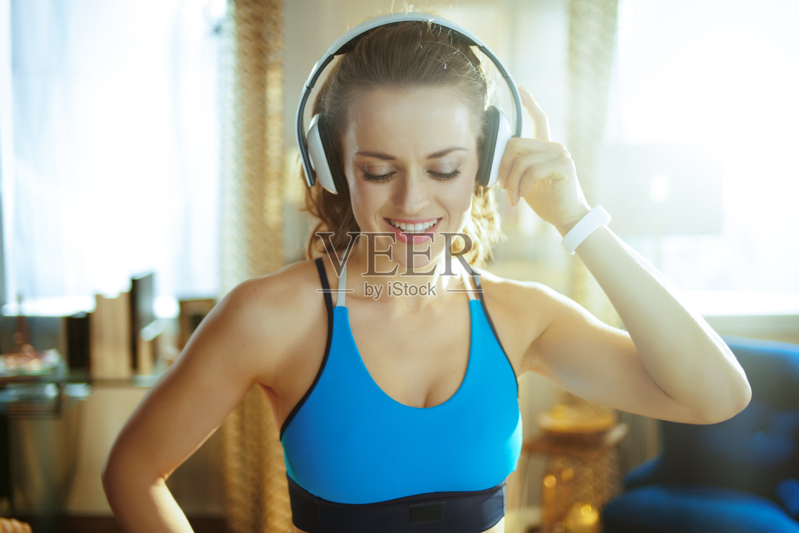 运动女性听音乐耳机在现代家庭照片摄影图片