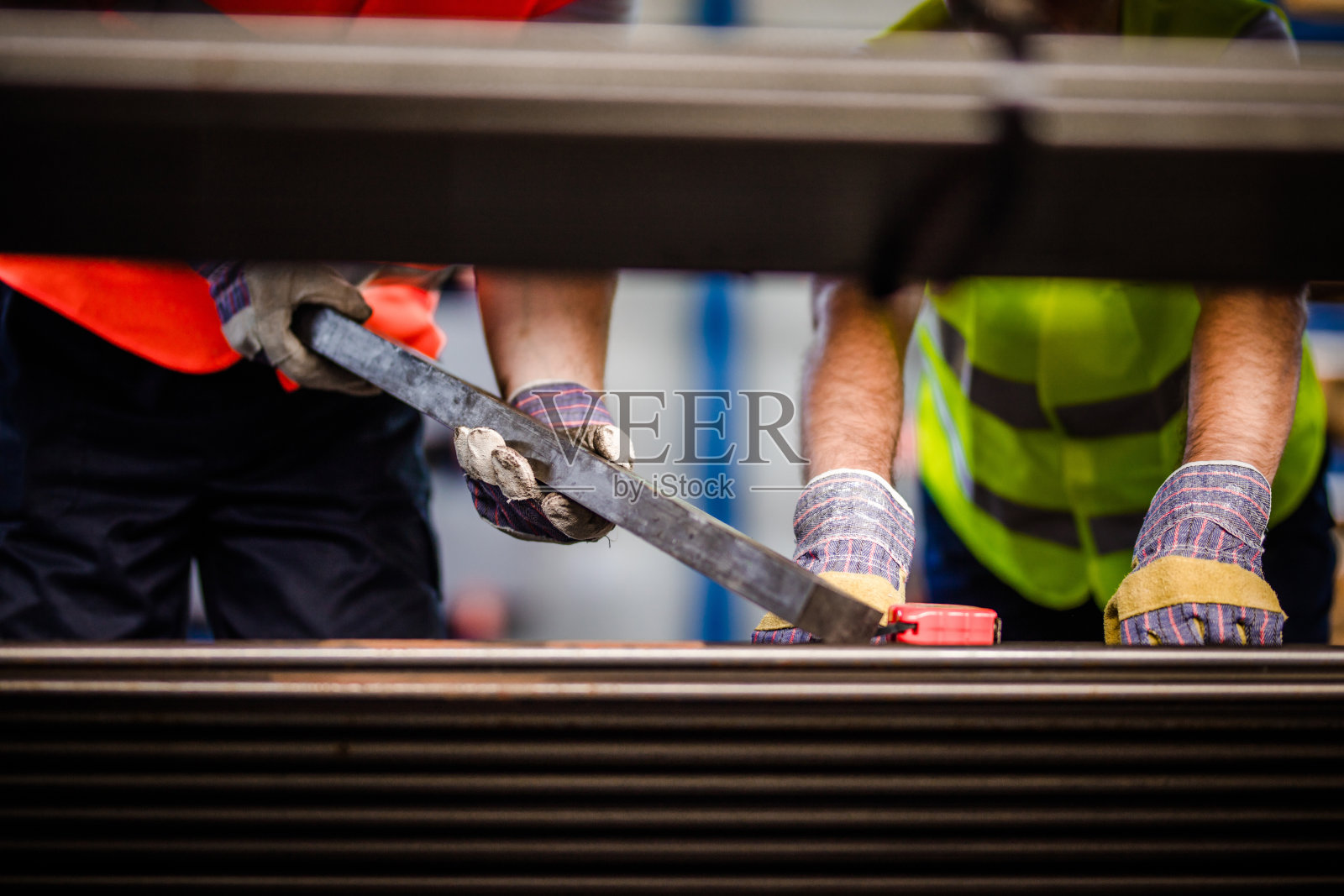 不认识的金属工人在铝厂和铁一起工作。照片摄影图片