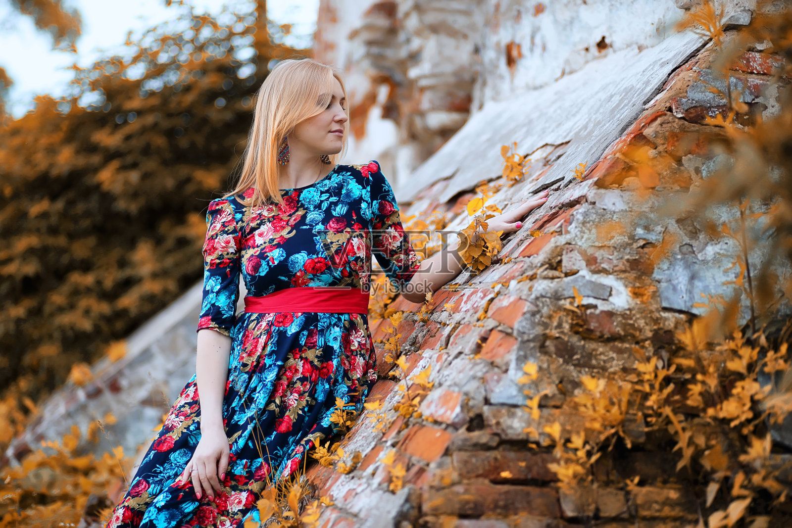 女孩在街上拿着伞照片摄影图片