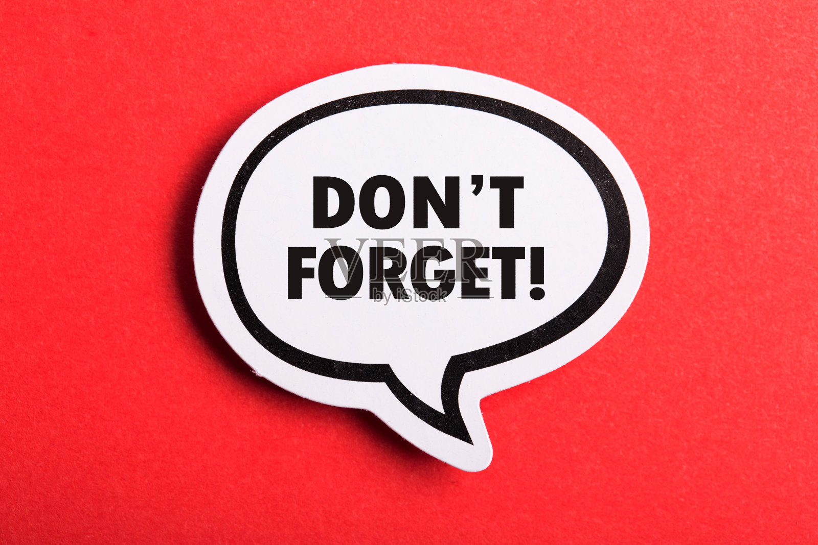 不要忘记提醒讲话气泡孤立在红色背景照片摄影图片