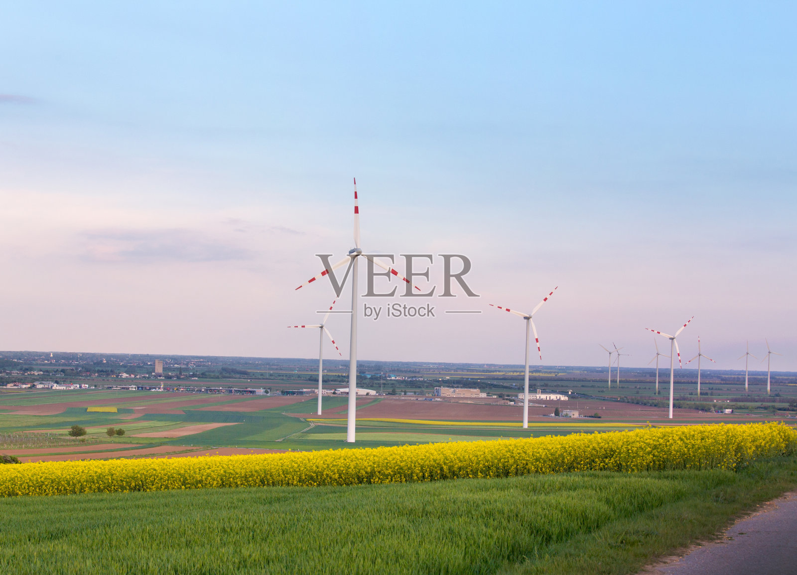 现场风力发电机照片摄影图片