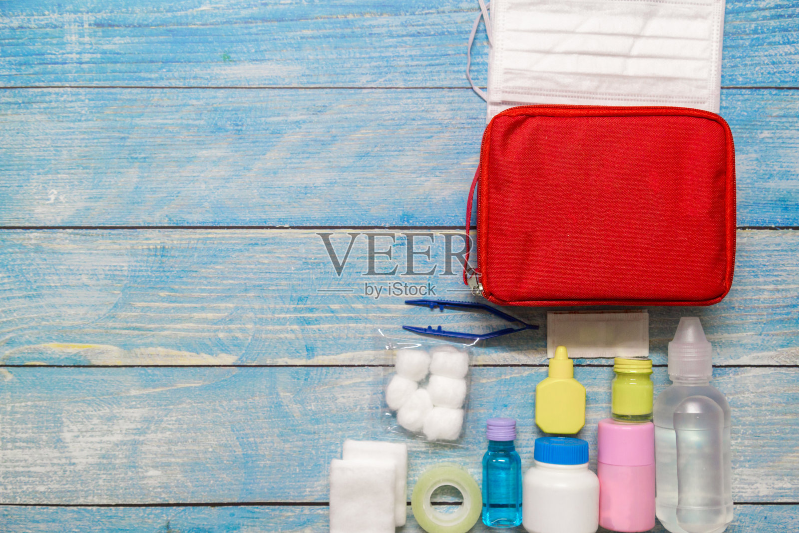 俯视图急救袋儿童与医疗用品在木材背景。照片摄影图片