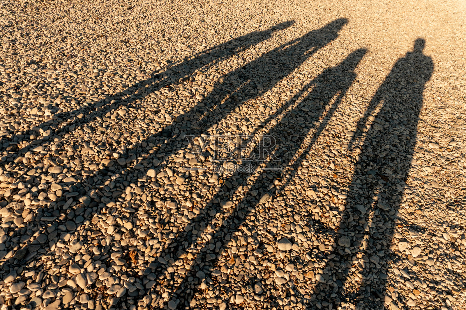 海滩上的家庭阴影照片摄影图片