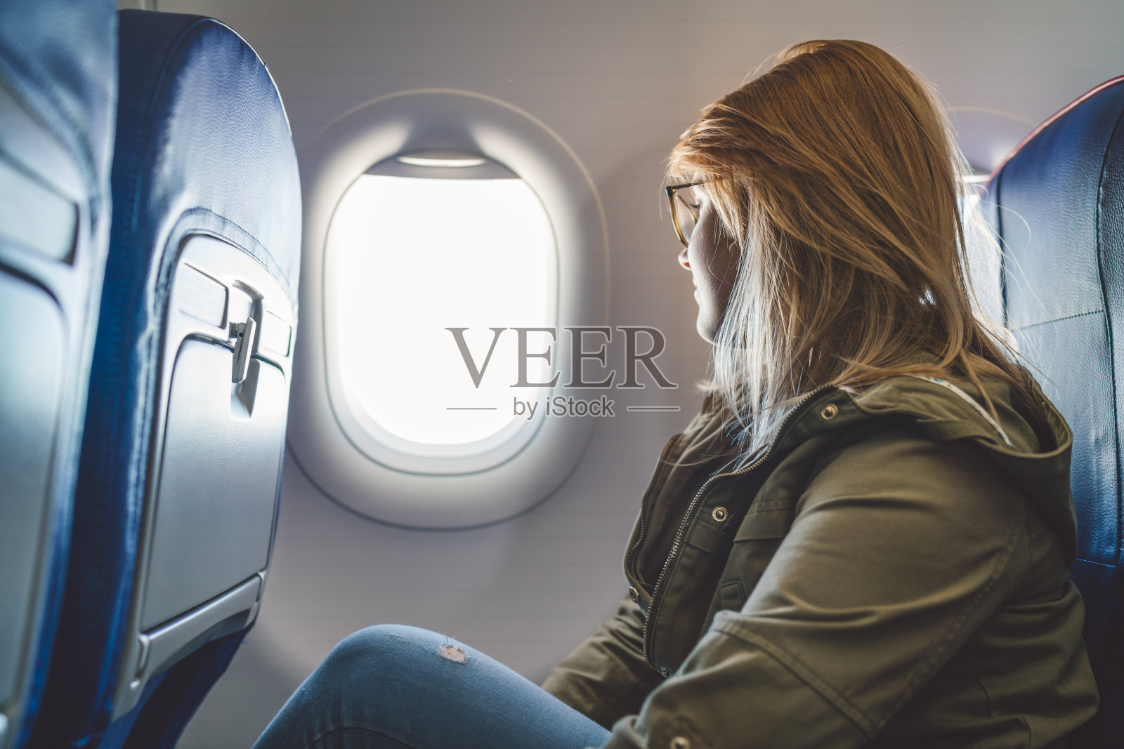 从飞机窗户往外看的乘客照片摄影图片