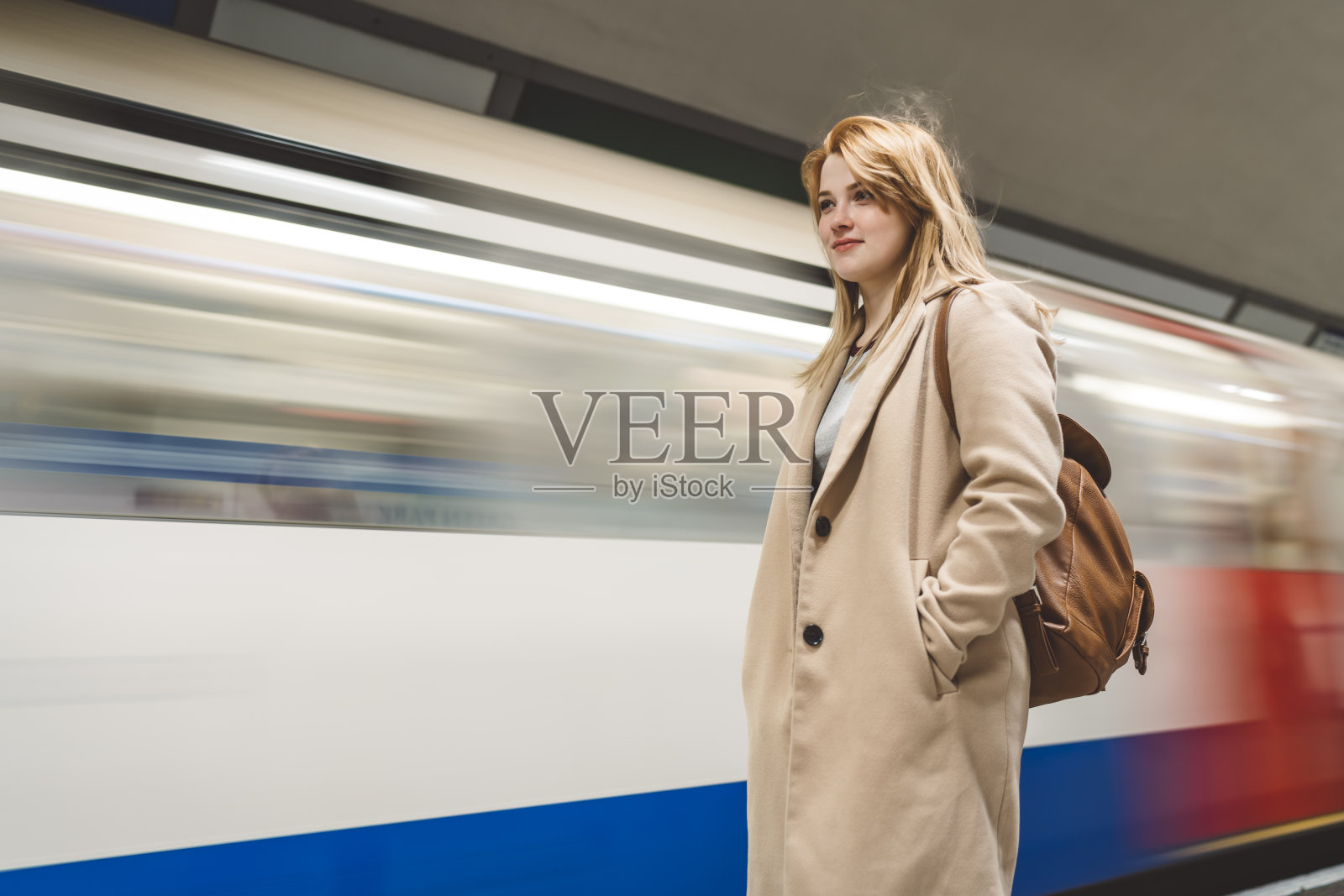 年轻女子在等地铁停车照片摄影图片