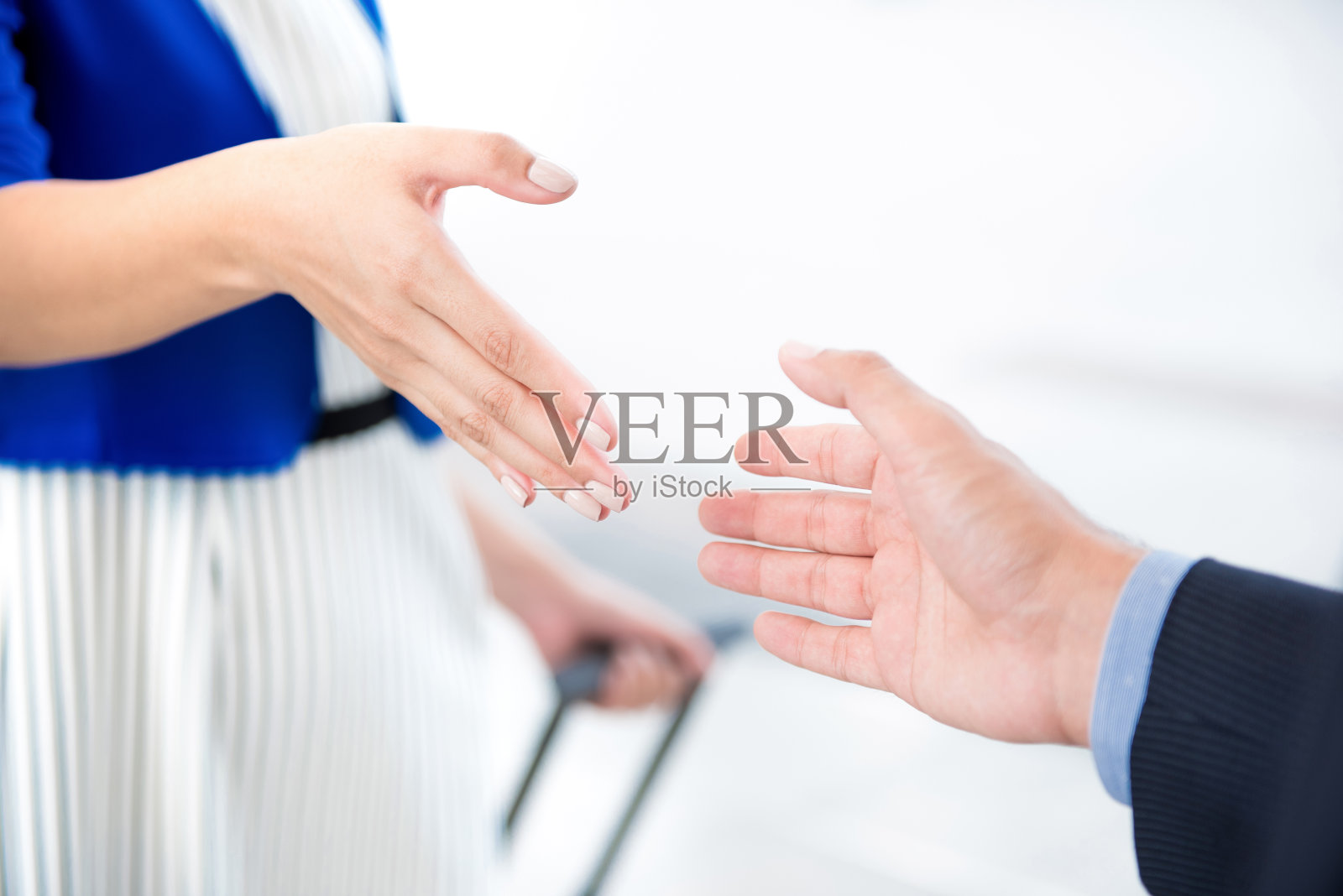 女商人在机场和一个商人握手照片摄影图片