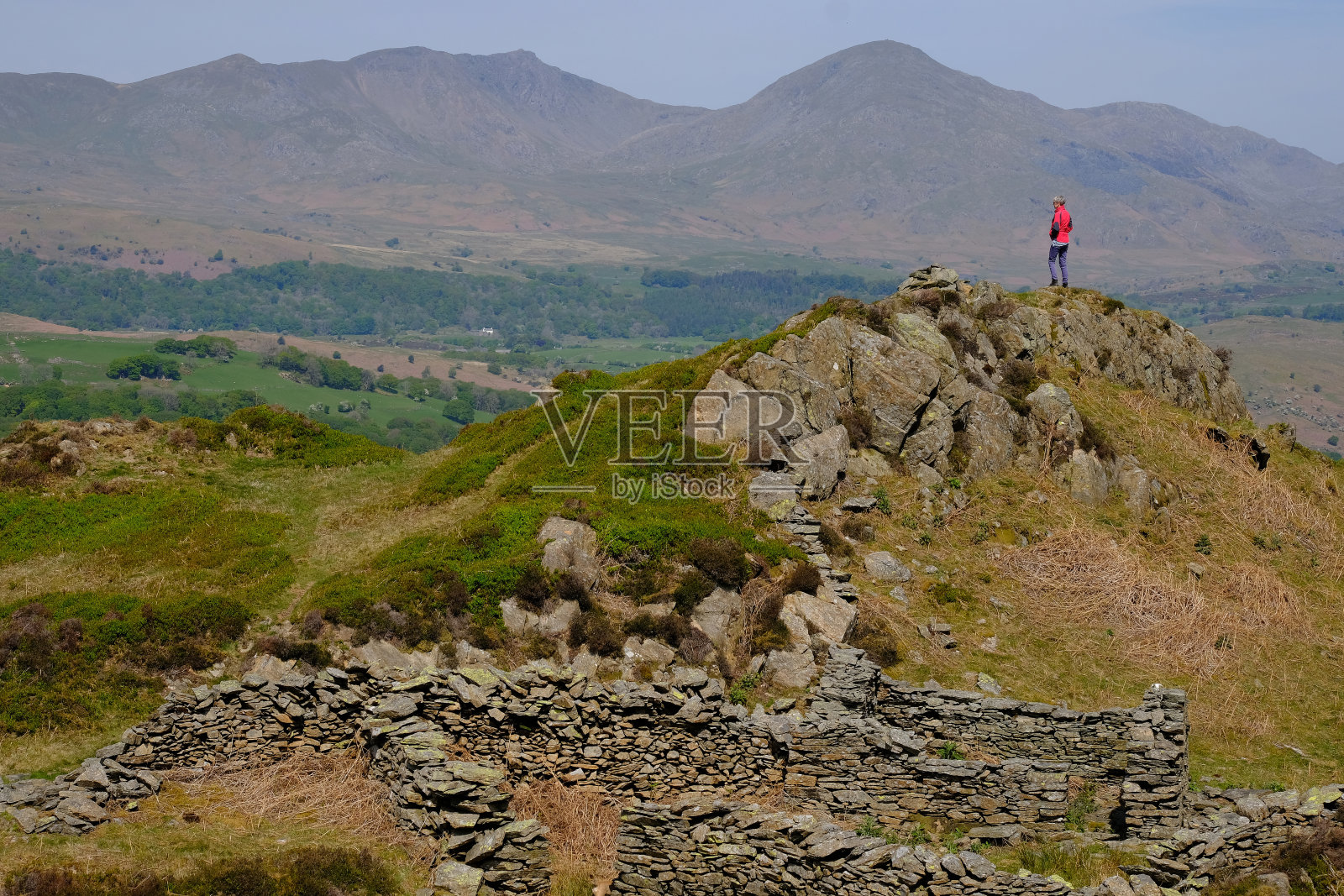 英国湖区科尼斯顿峰会上的女人照片摄影图片
