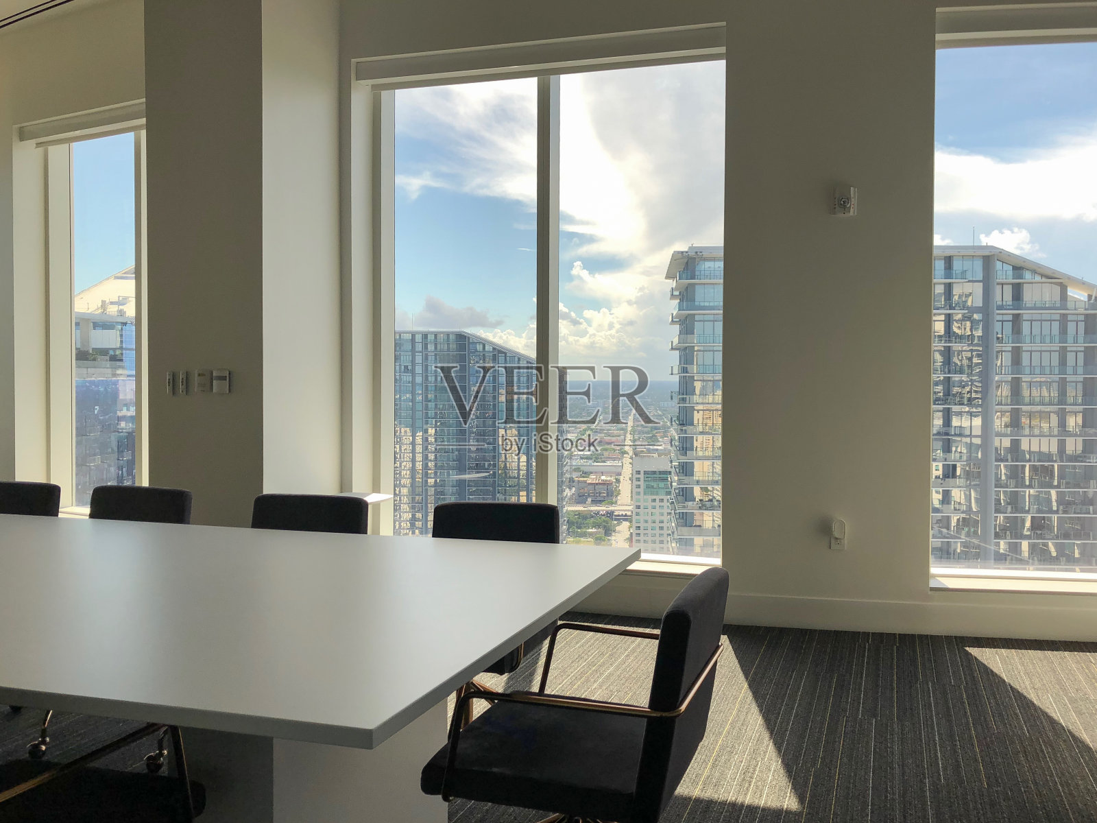 有窗景的会议室照片摄影图片