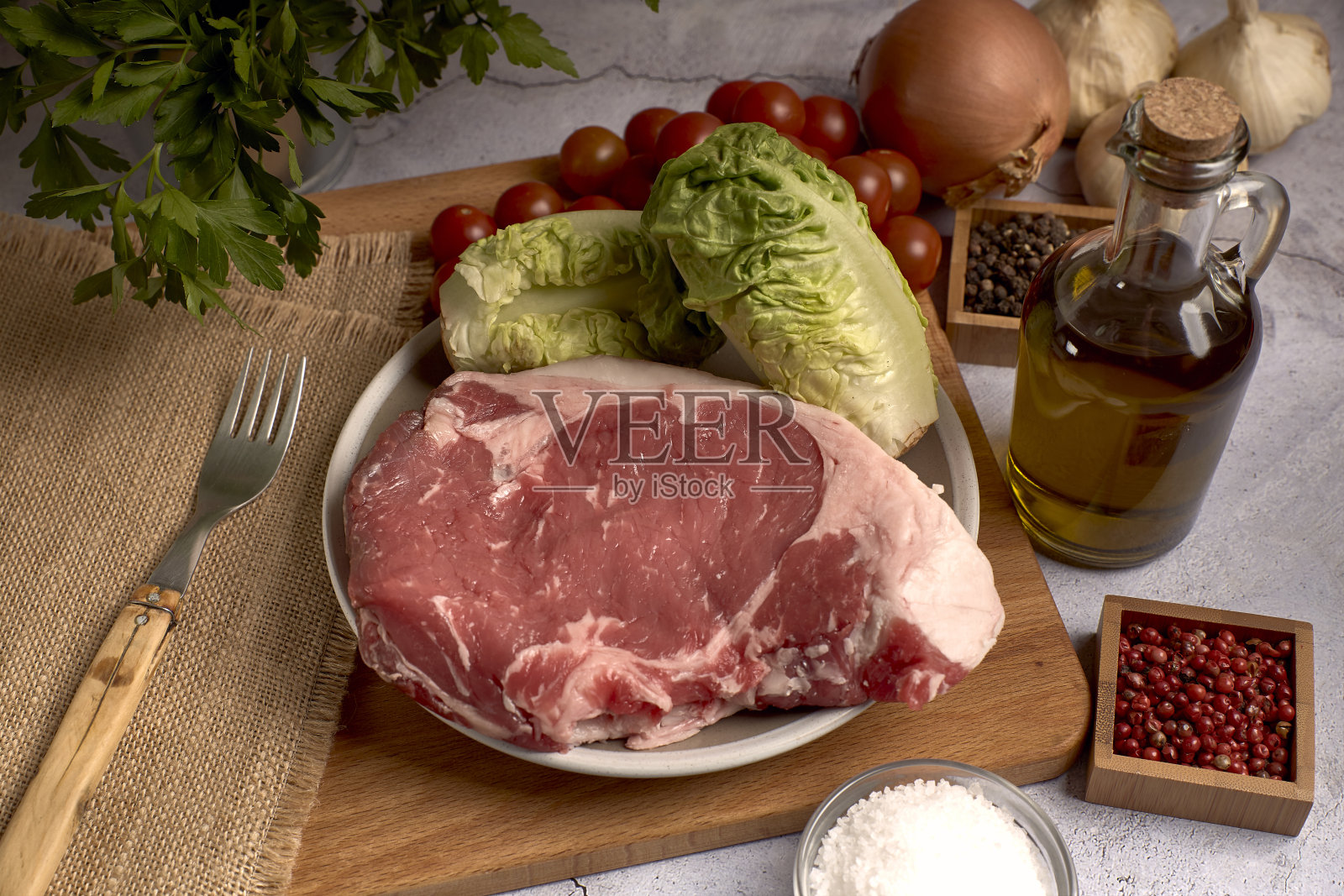 盘子上的红小牛肉照片摄影图片